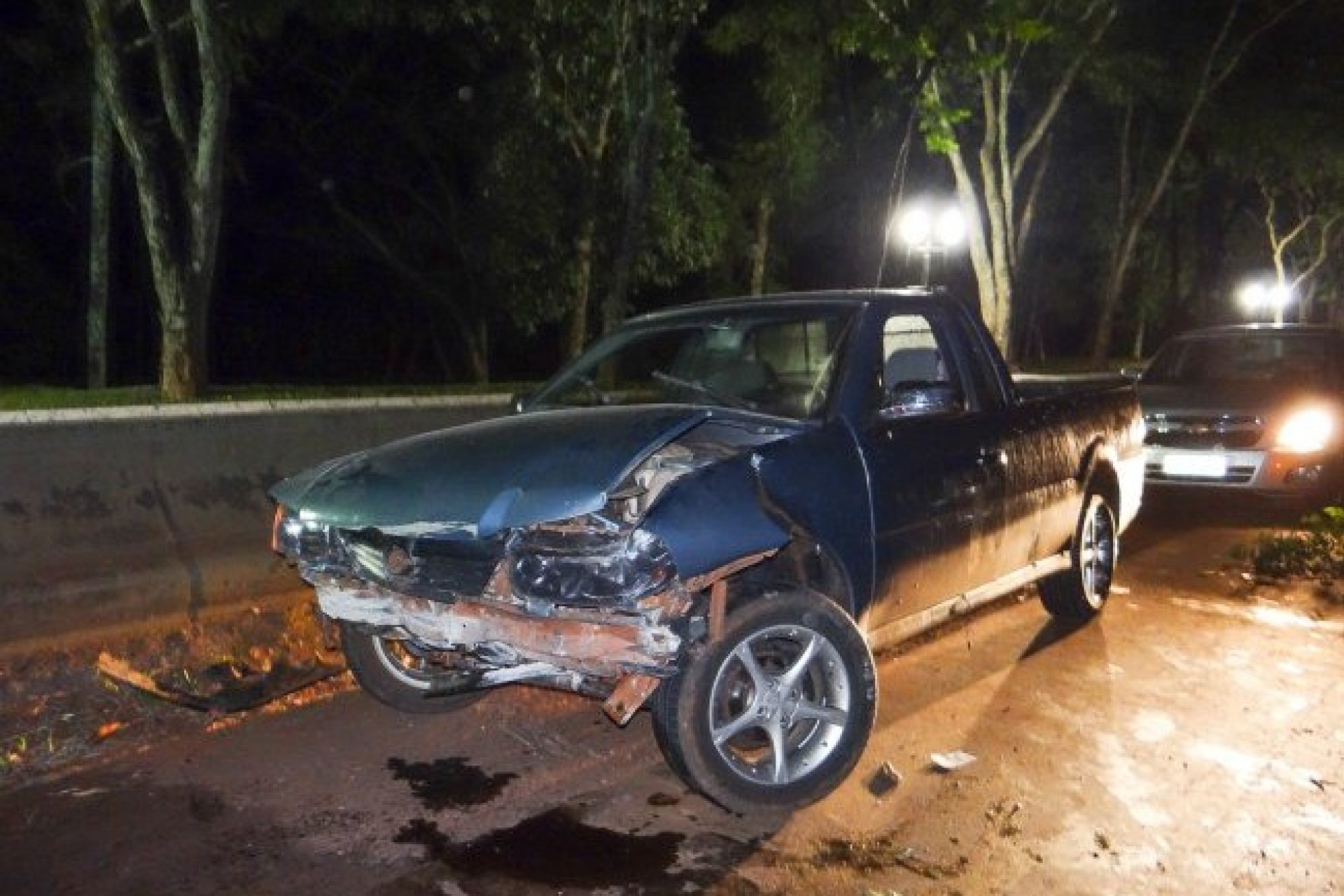 Veículo colide contra mureta em frente a praia de Santa Helena