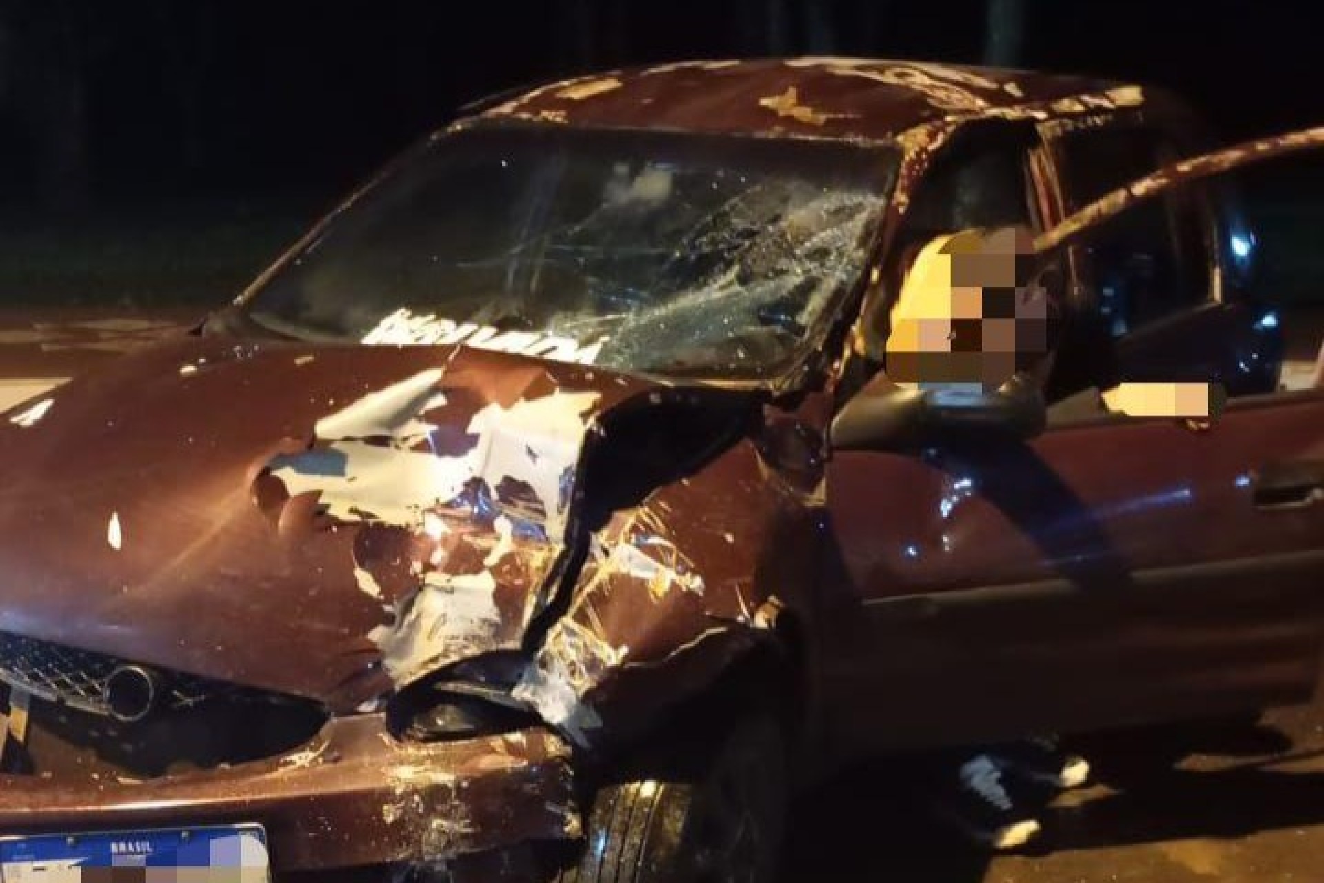 Veículo colide violentamente sobre o portal da praia em Santa Helena