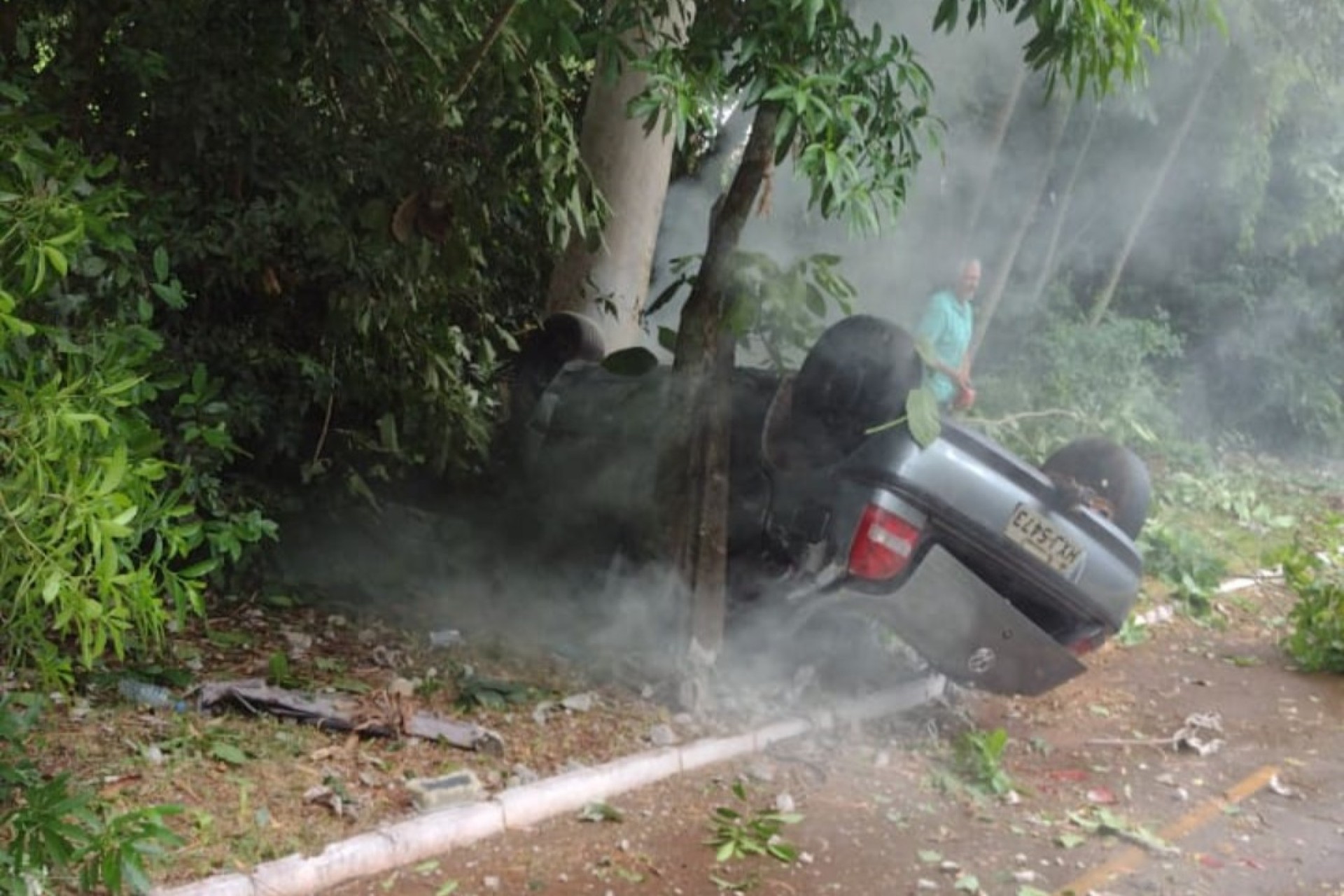 Veículo com placas de Itaipulândia capota na PR 495 em Serranópolis do Iguaçu e condutor fica ferido