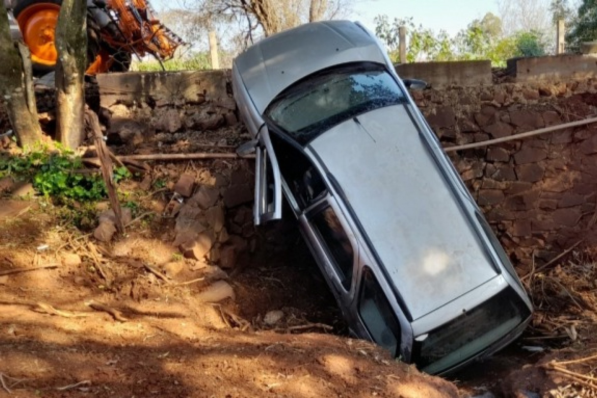 Veículo é abandonado ao cair de ponte no interior de Santa Helena