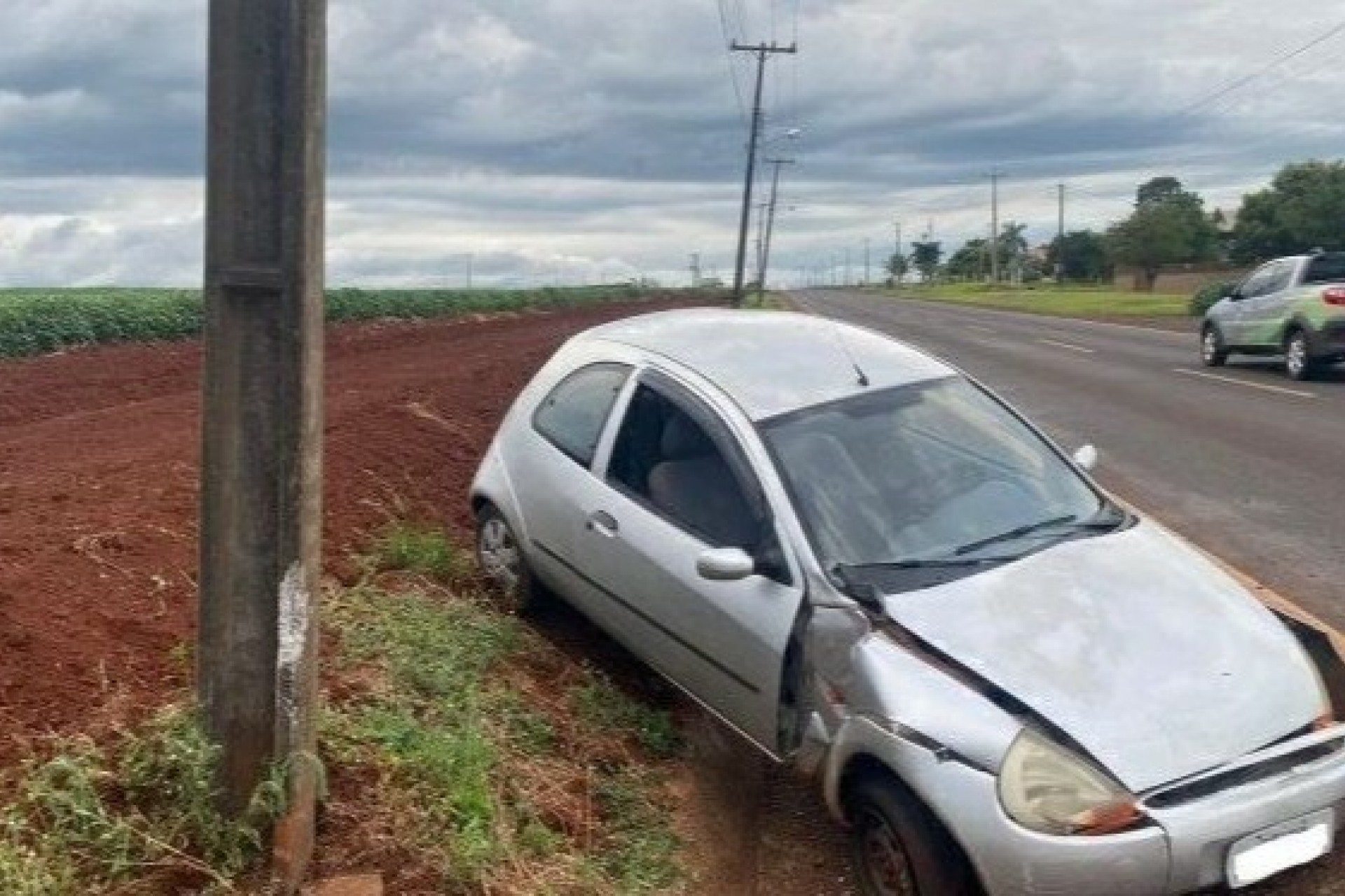 Veículo é abandonado após colidir em poste na PR-495