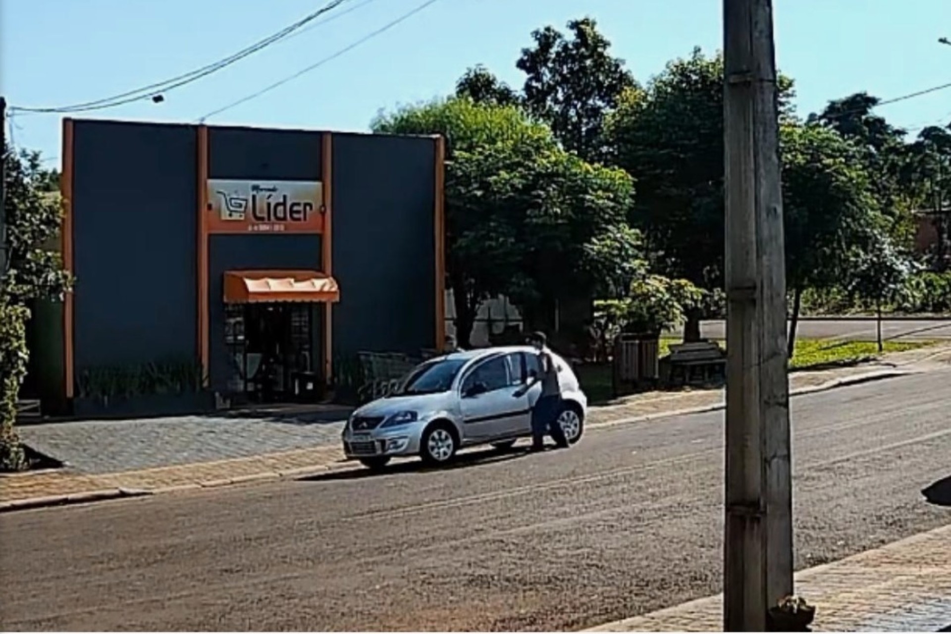 Veículo é levado por dupla no Distrito do Portão Ocoí em Missal