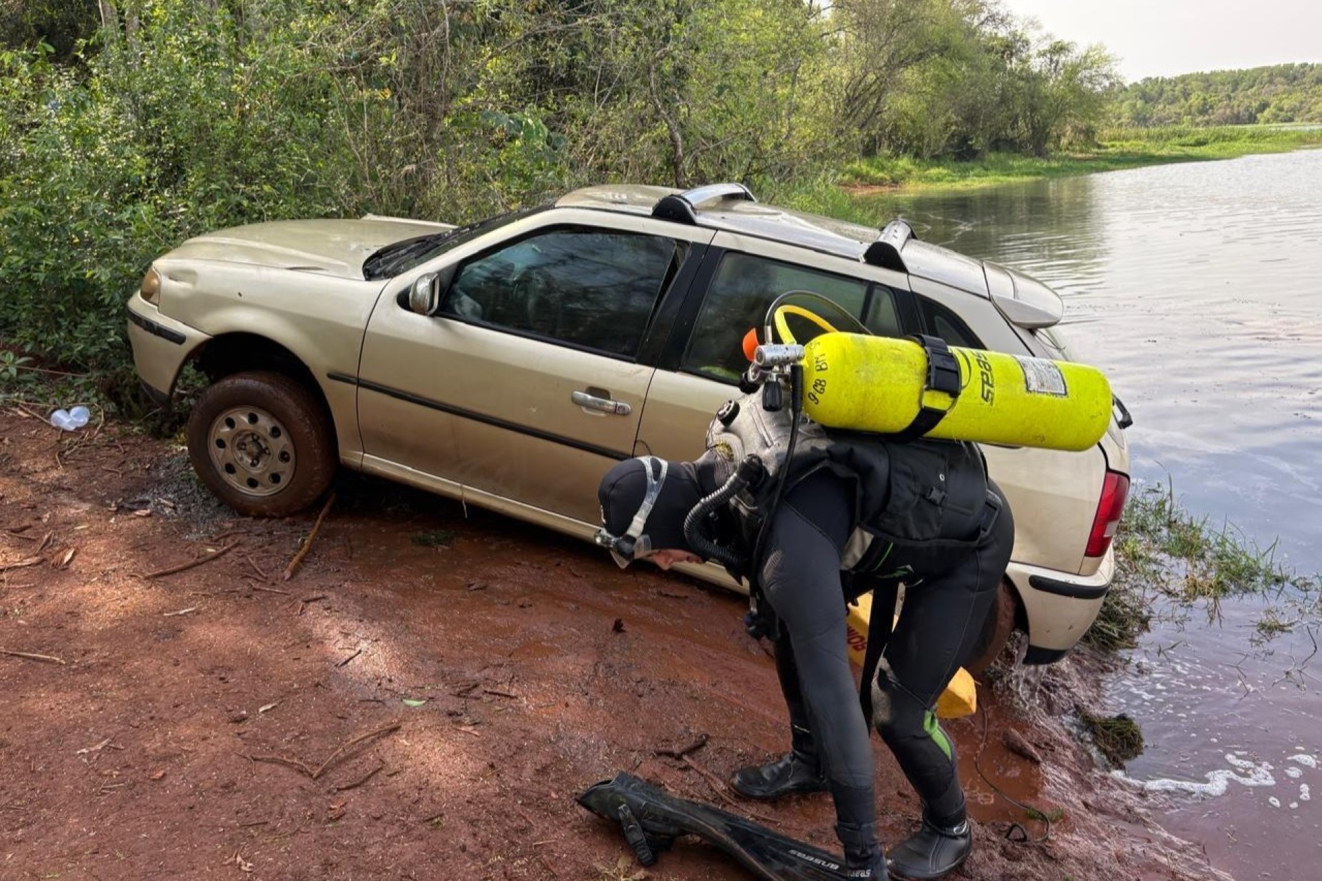 Veículo em que jovem de Itaipulândia foi encontrado morto é retirado do lago