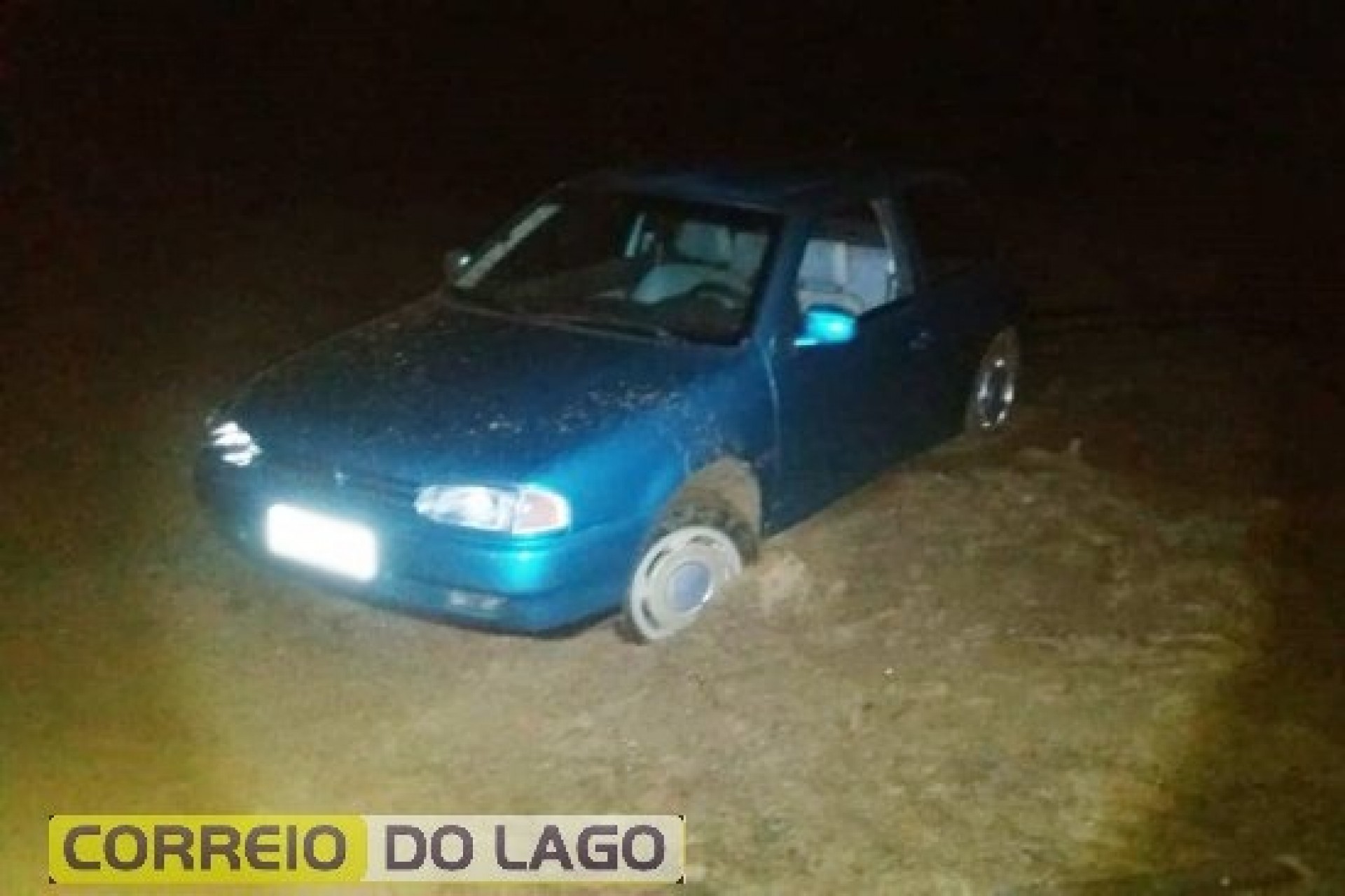 Veículo fica atolado ao dar voltinha na beira do lago na praia de Santa Helena