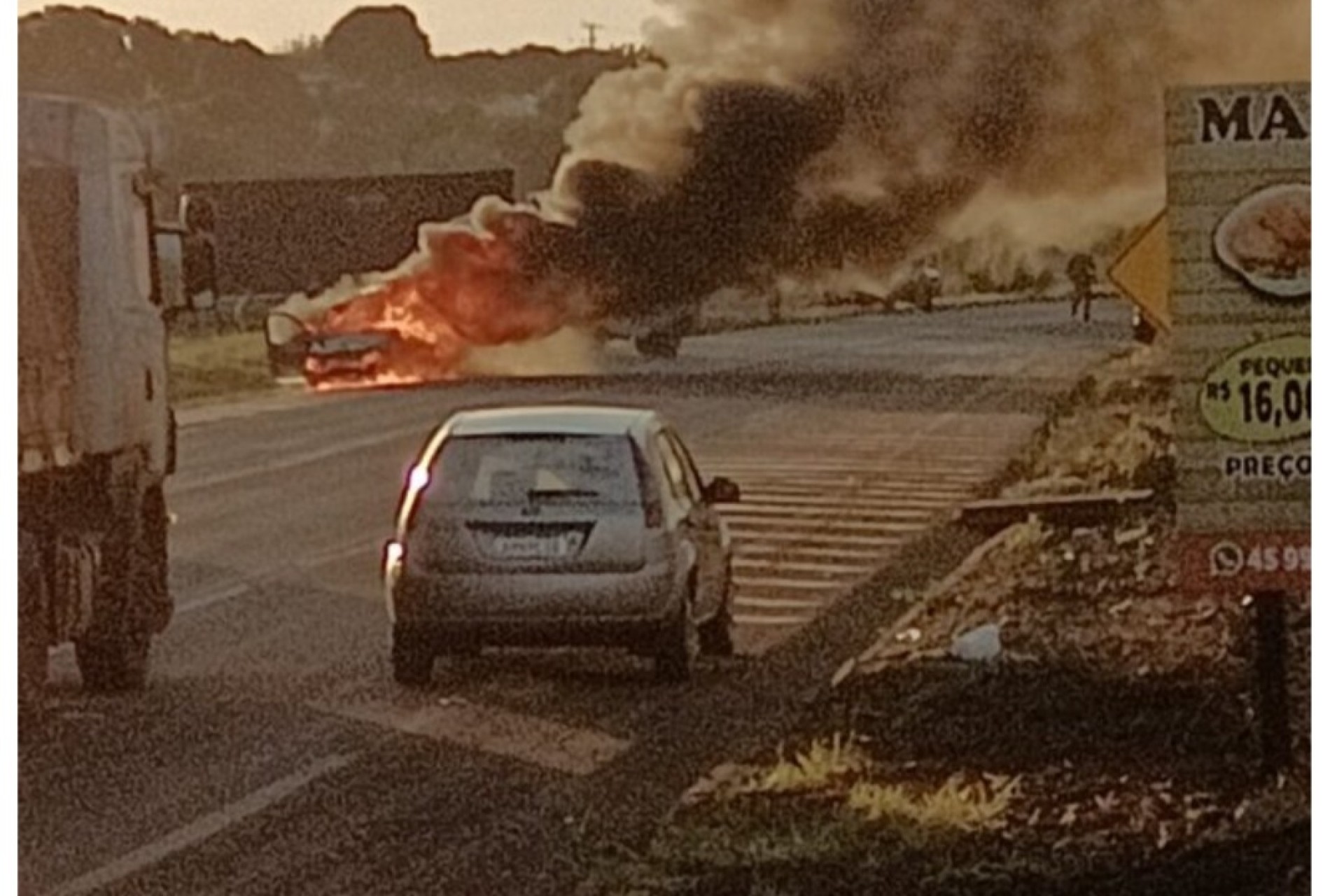 Veículo fica destruído após pegar fogo na PR-495