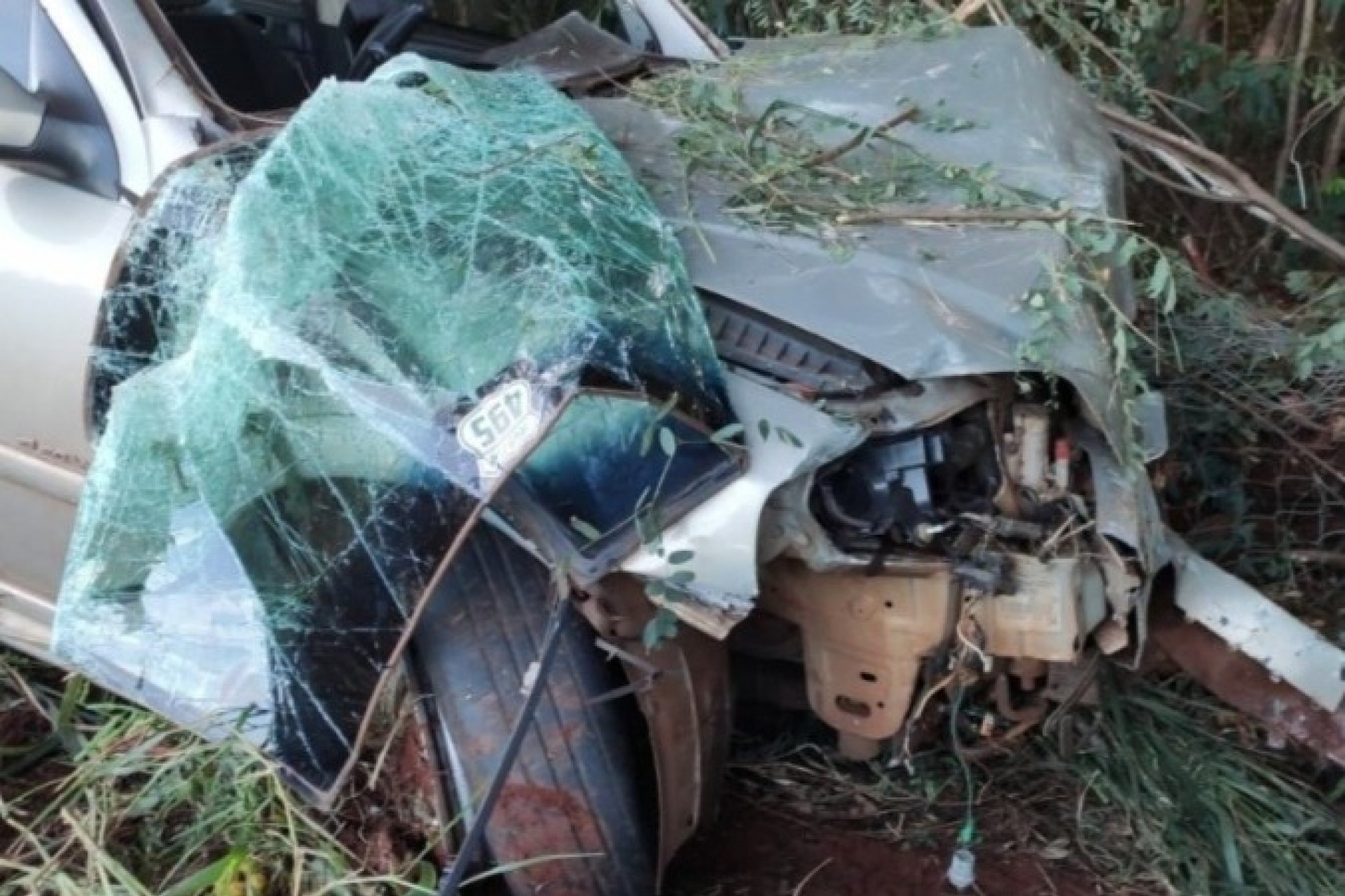 Veículo fica parcialmente destruído após colidir em árvore no interior de Itaipulândia