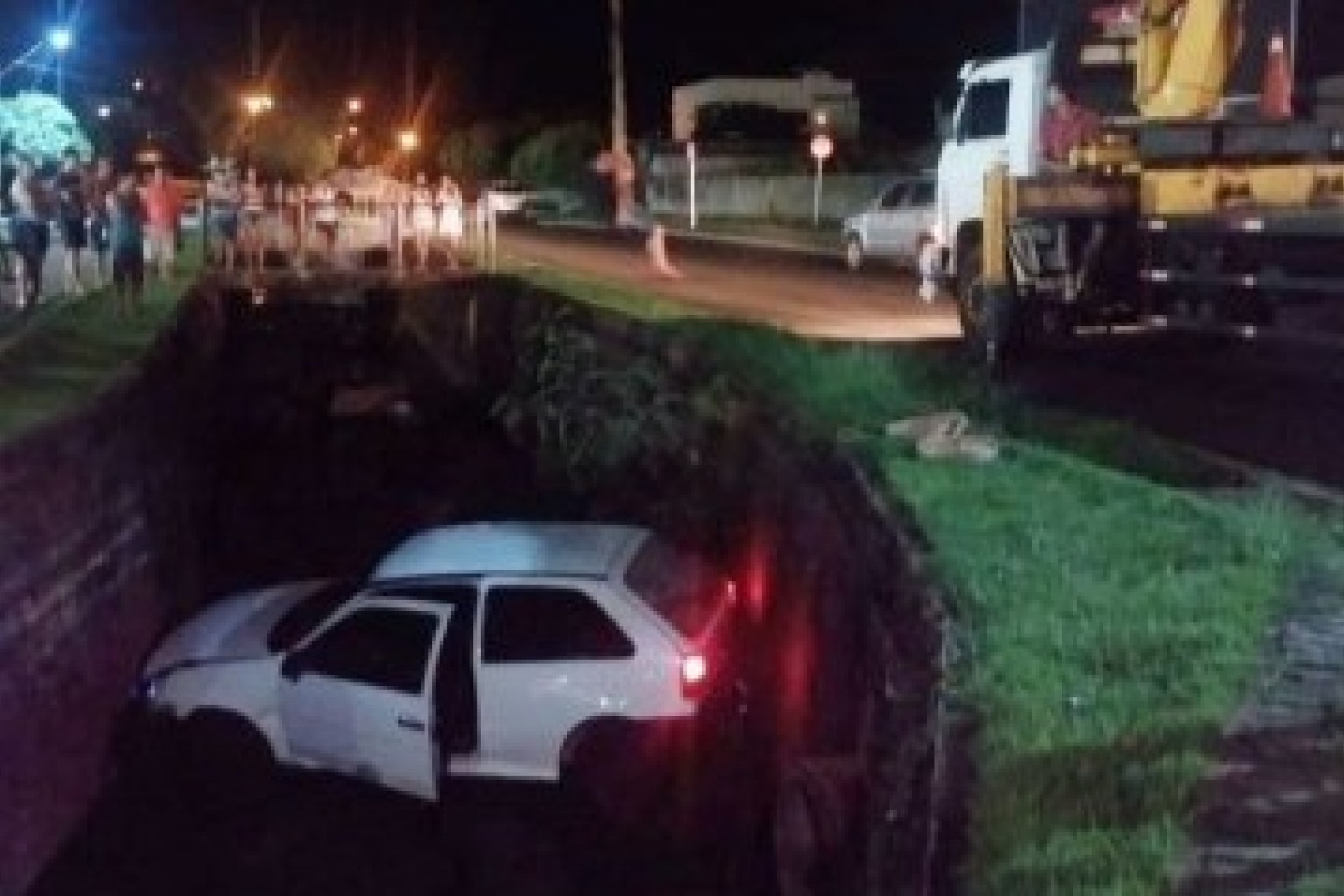 Veículo Gol cai em rio próximo à Prefeitura de Medianeira
