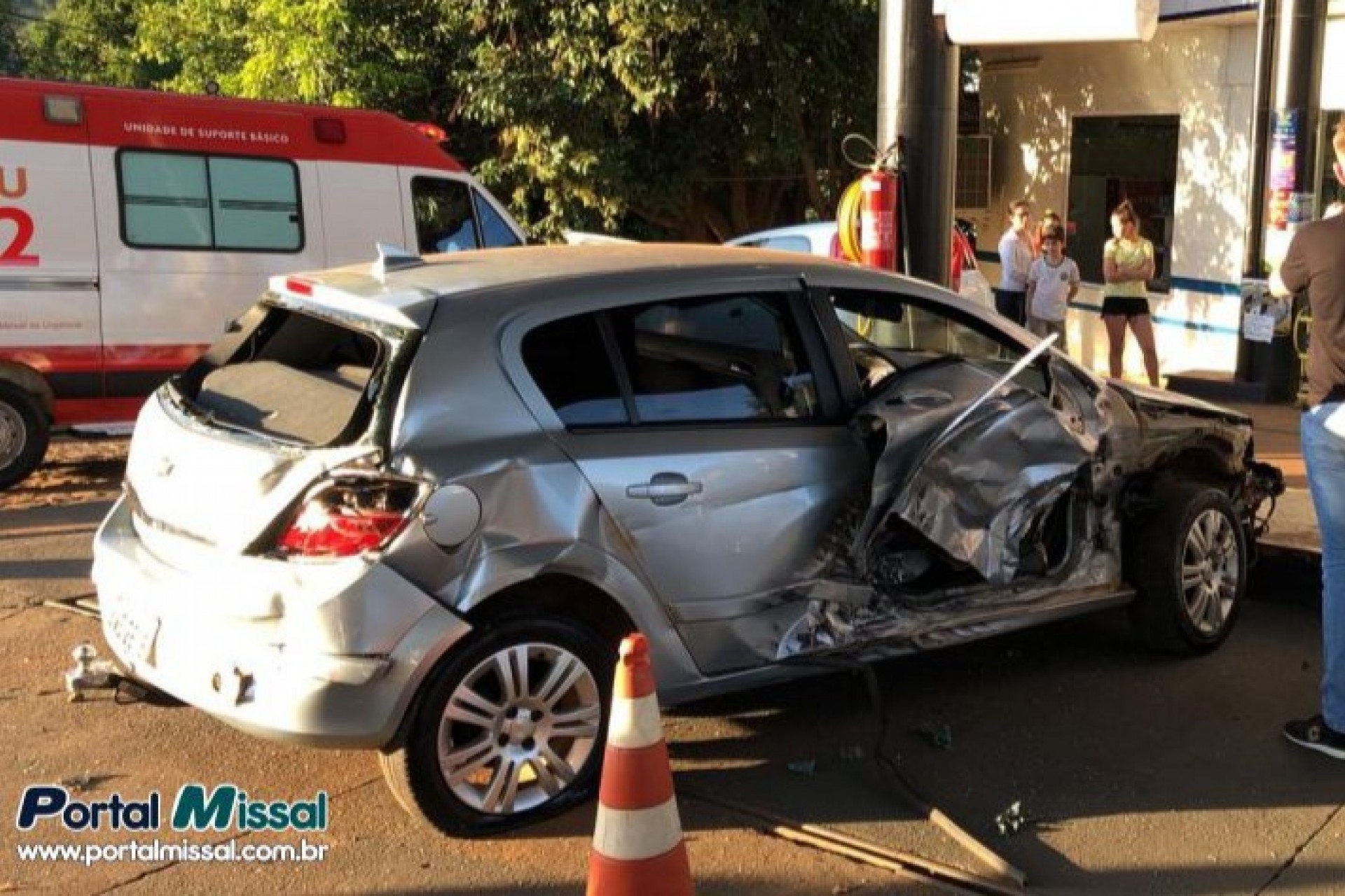 Após batida carro vai parar dentro de Posto de combustíveis no Portão Ocoí em Missal