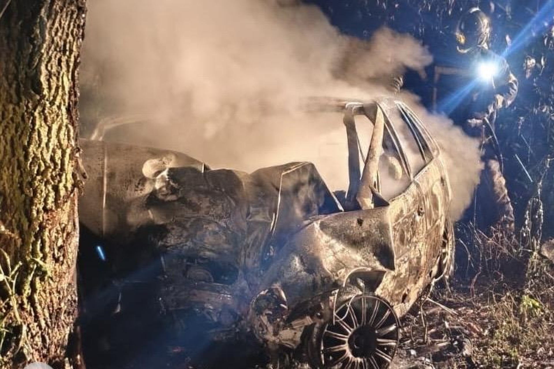 Veículo pega fogo após batida e duas pessoas morrem carbonizadas em Santa Terezinha de Itaipu