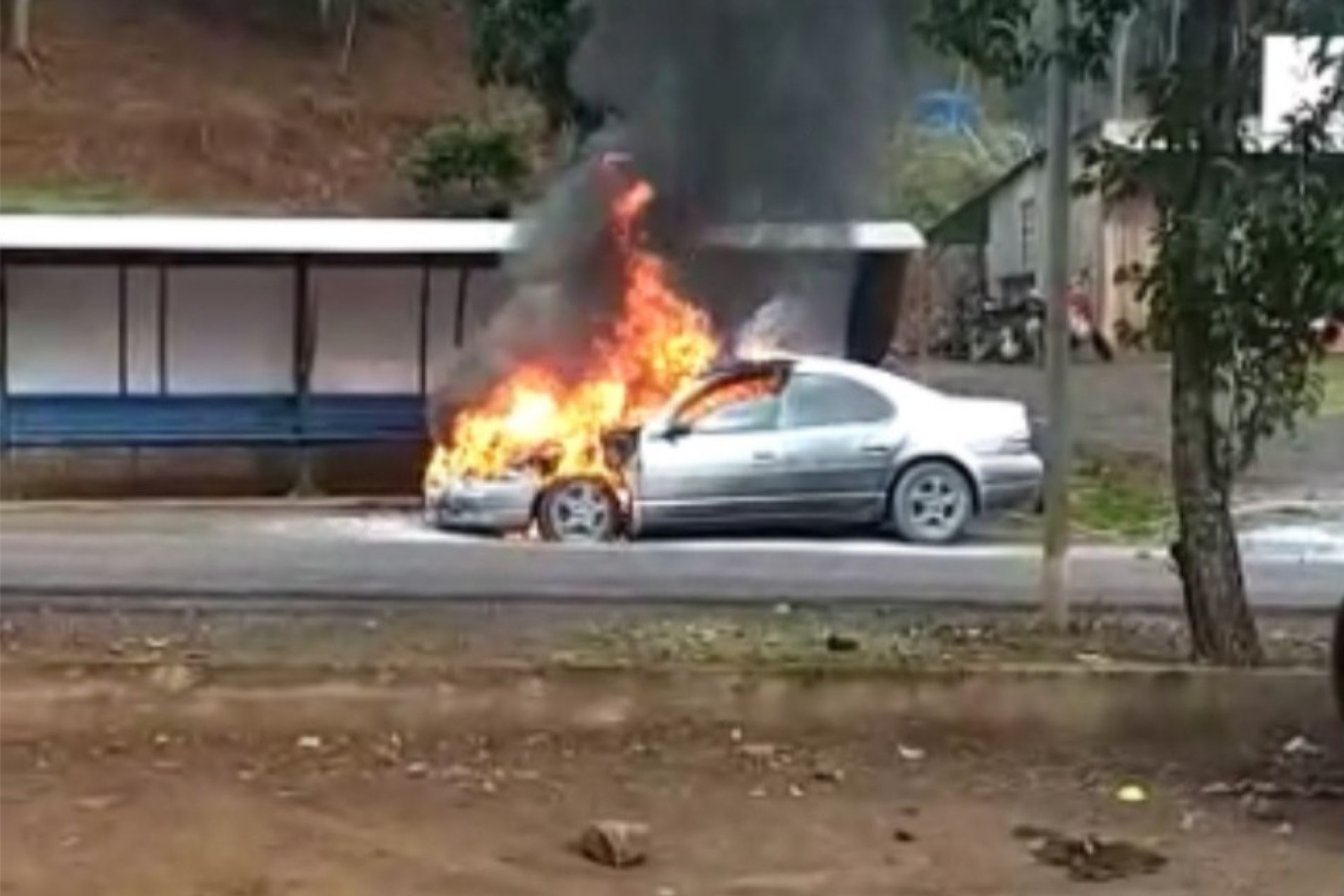 Veículo pega fogo na PR 495, no Portão Ocoí em Missal
