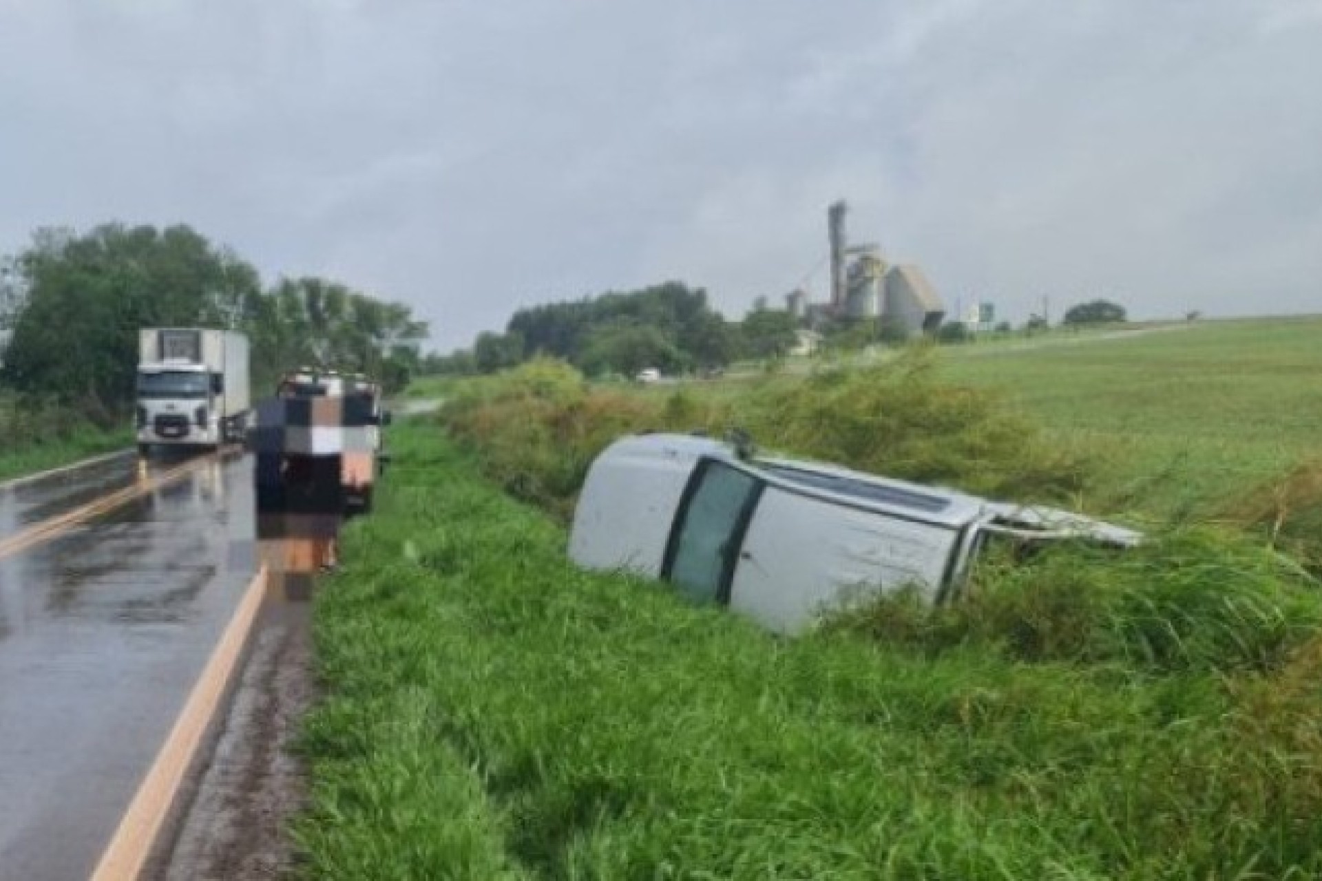 Veículo tomba após aquaplanar e sair da pista na PR 495