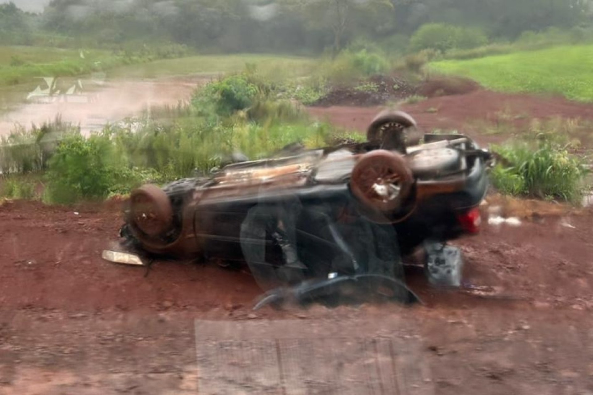 Veículos colidem frontalmente e quatro pessoas ficam feridas na PR-495, em Santa Helena