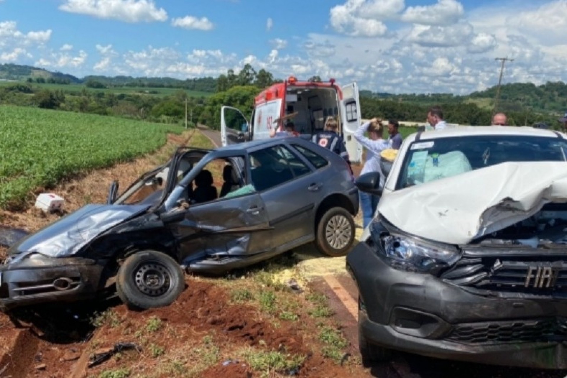 Veículos colidem violentamente em estrada municipal de Santa Helena