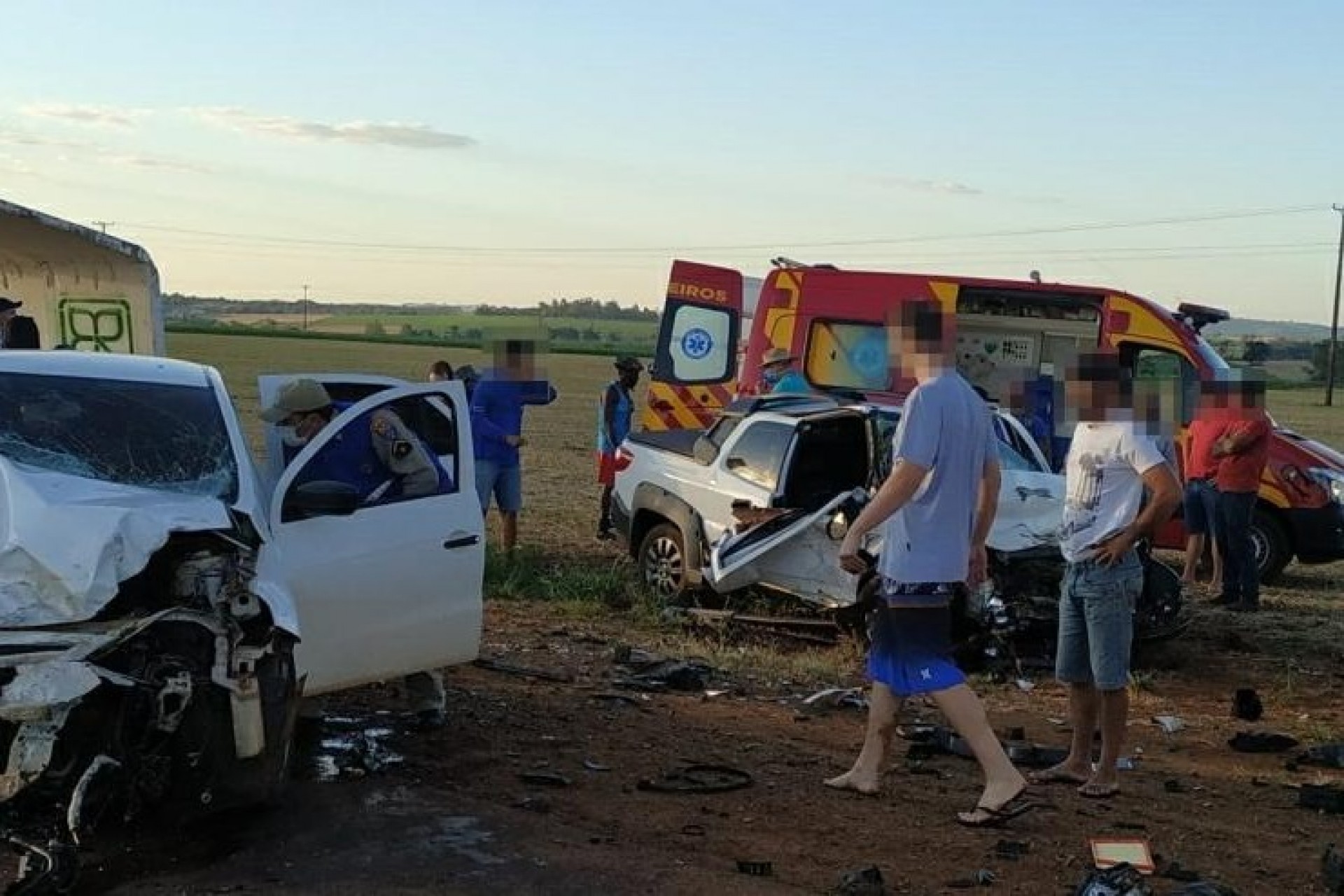 Veículos se envolvem em grave acidente na rodovia PR 495