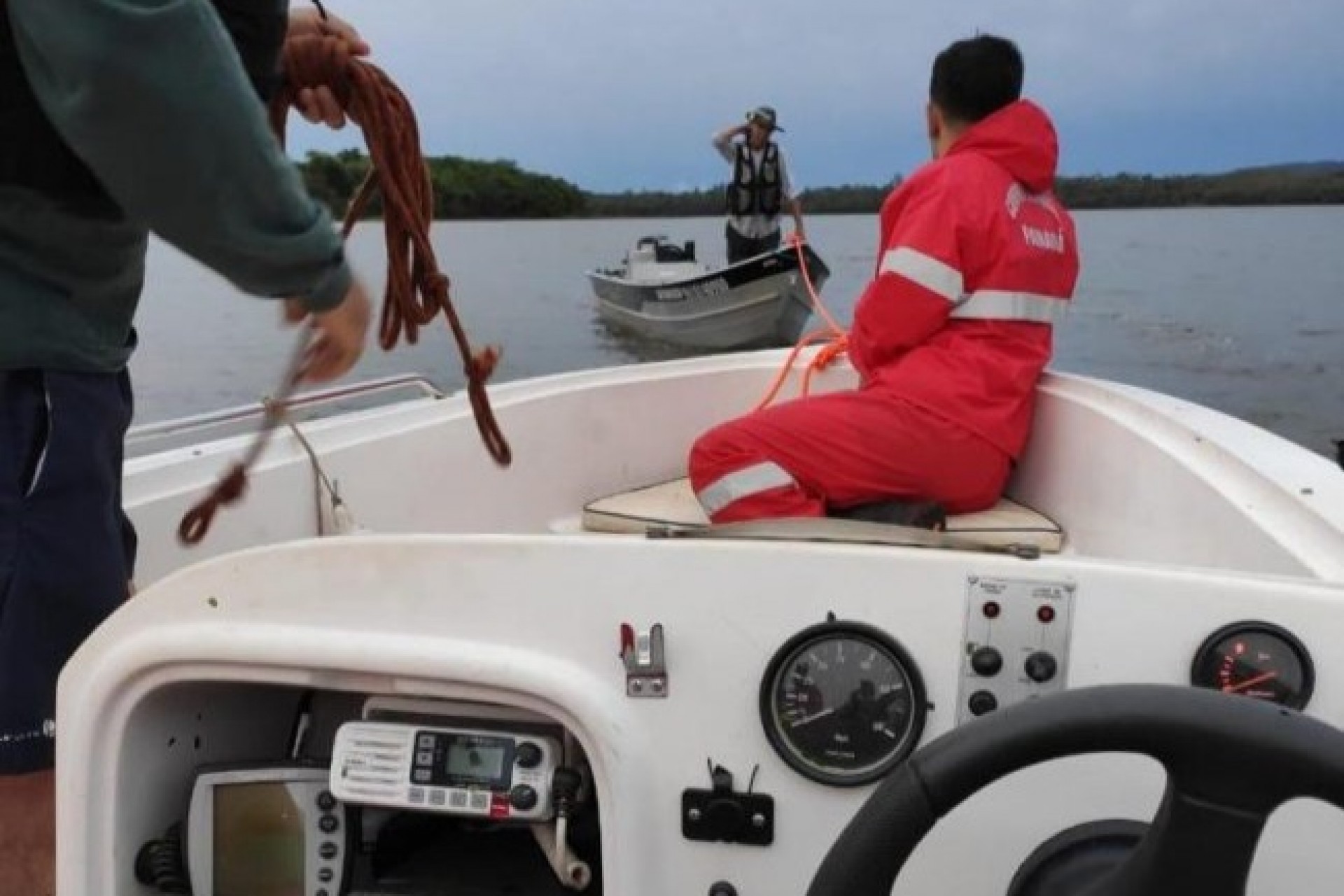 Veja imagens do resgate de pescador que ficou à deriva no lago de Itaipu durante temporal