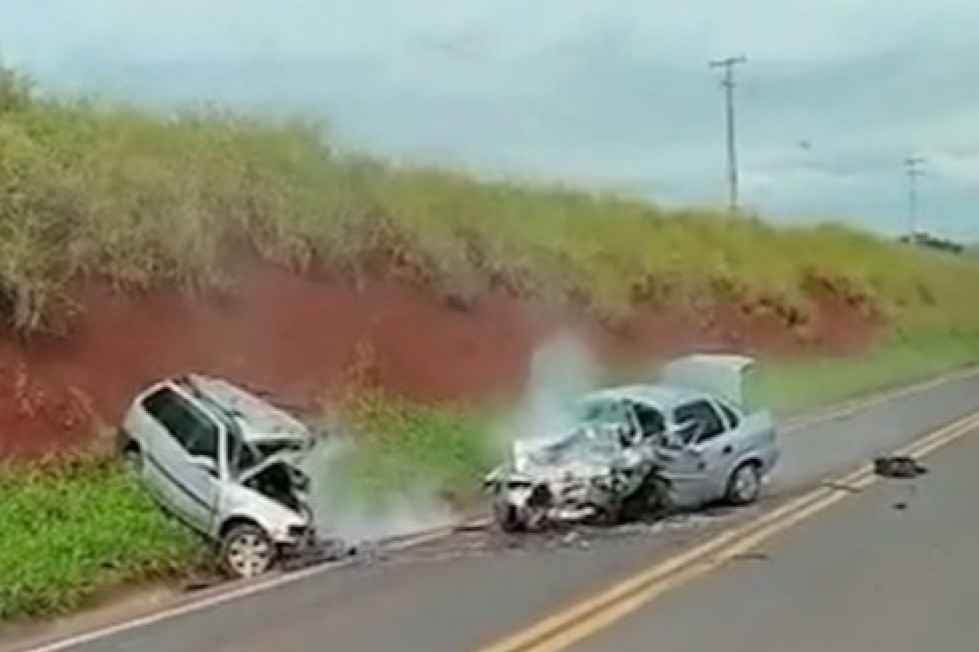 Veja momento que carros batem de frente na PR 317 em Floresta