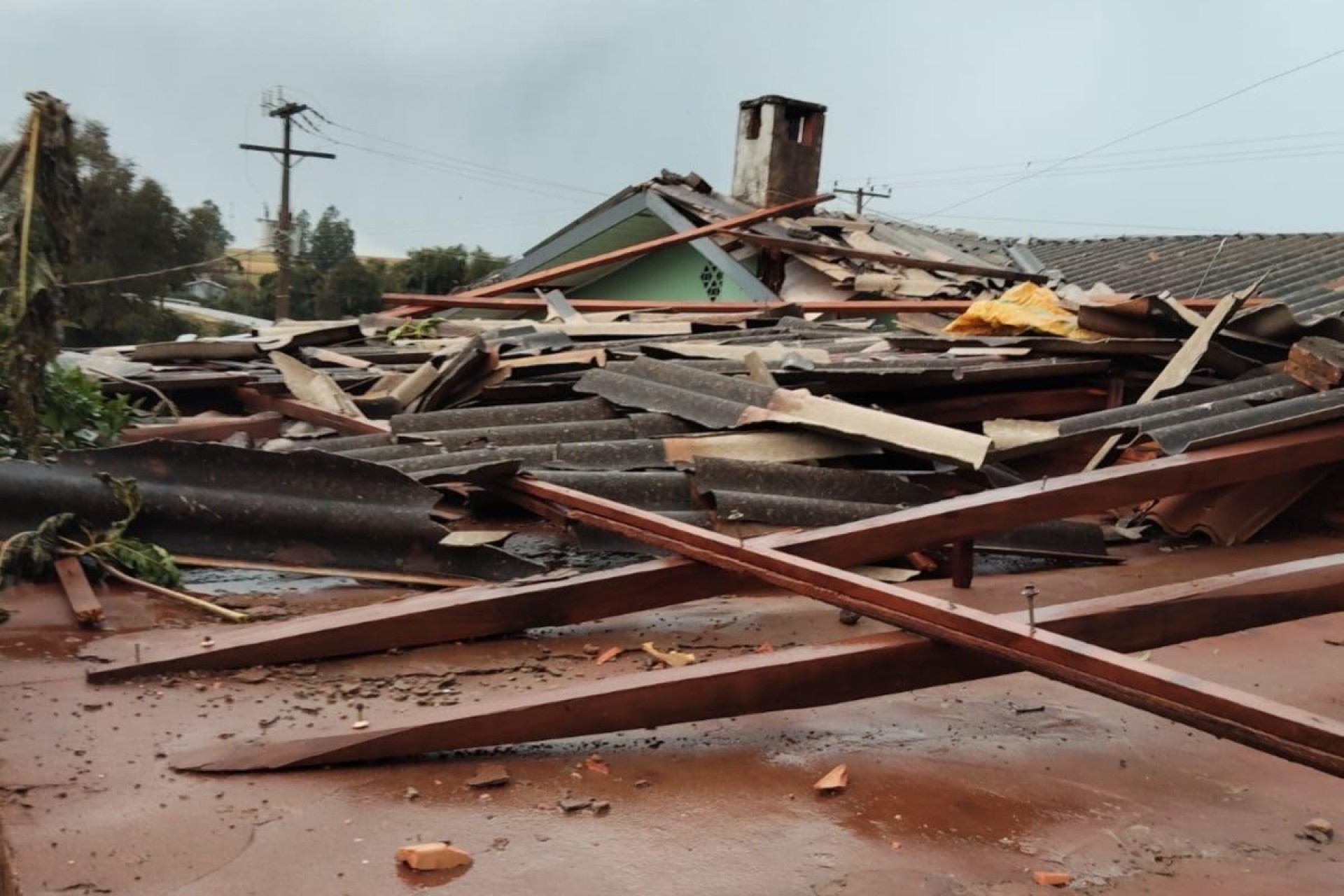 Vendaval deixa rastro de destruição no interior de Santa Helena e prejuízos aos produtores