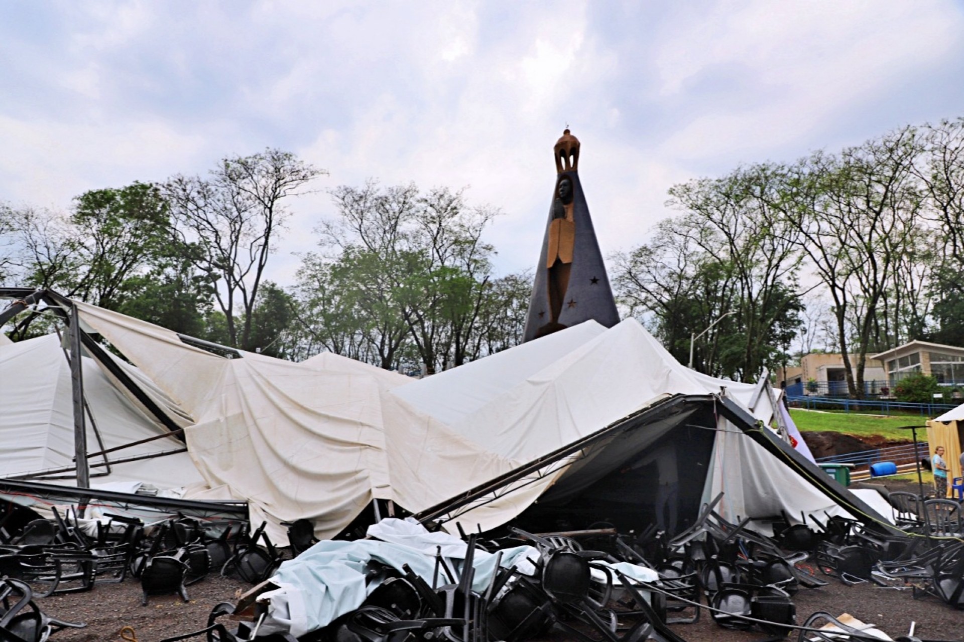 Ventos de 60 km/h danificam estruturas no Monumento Nossa Senhora Aparecida