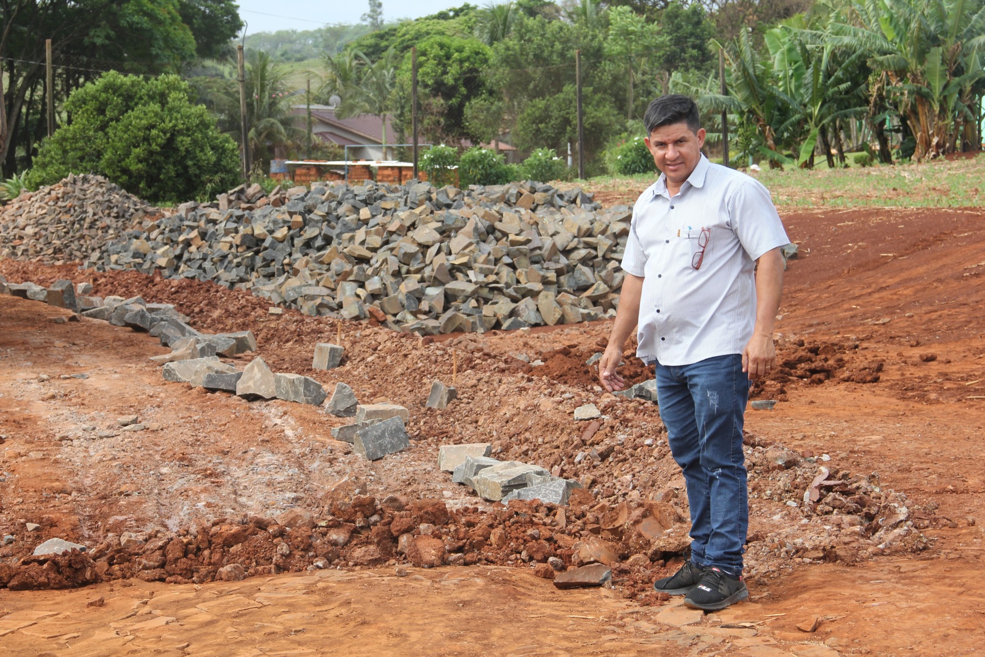 Vereador Elias vistoria obras e destaca três indicações atendidas