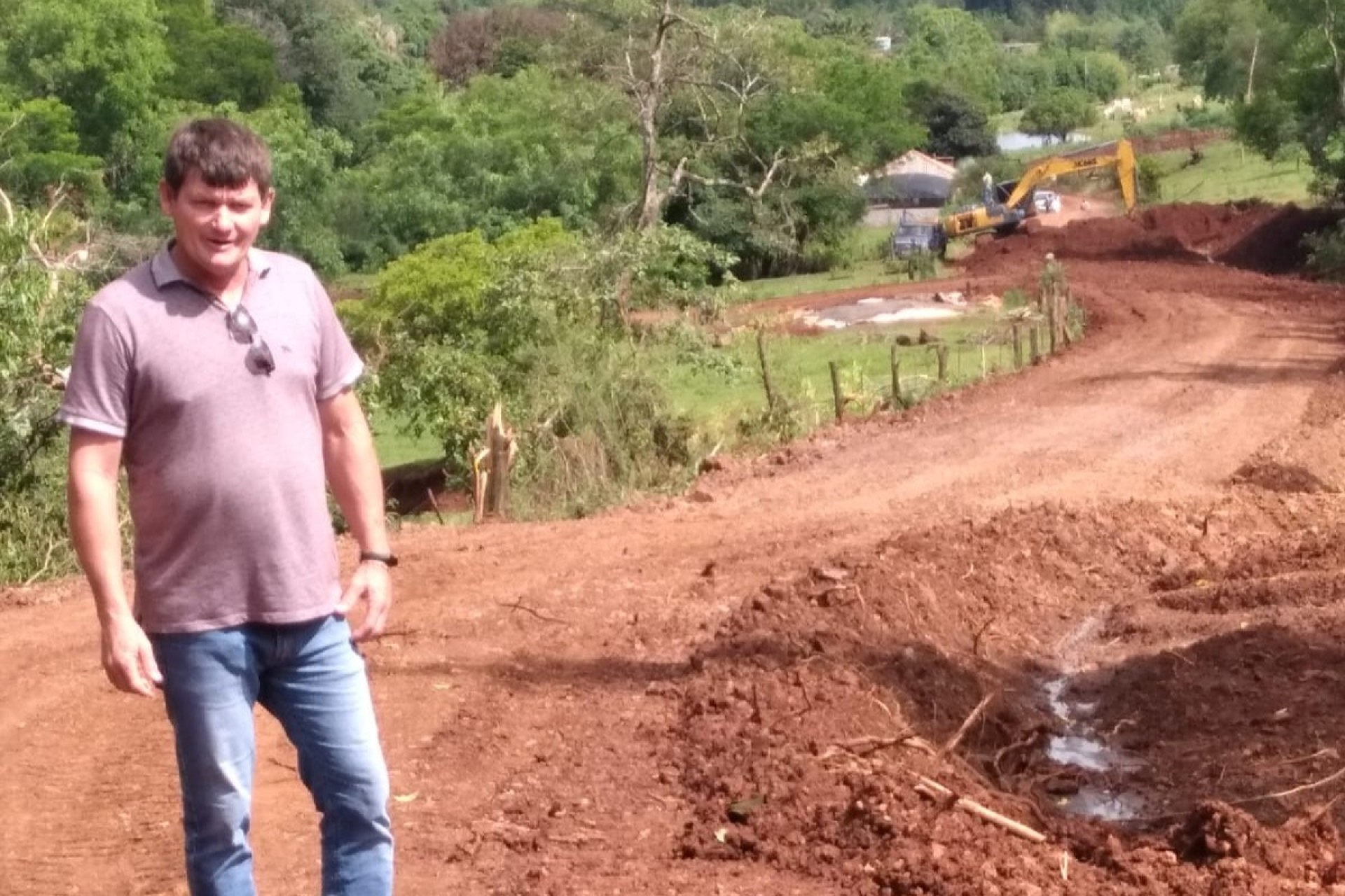 Vice-prefeito Chenho acompanha obras de Readequação de Estrada Rural