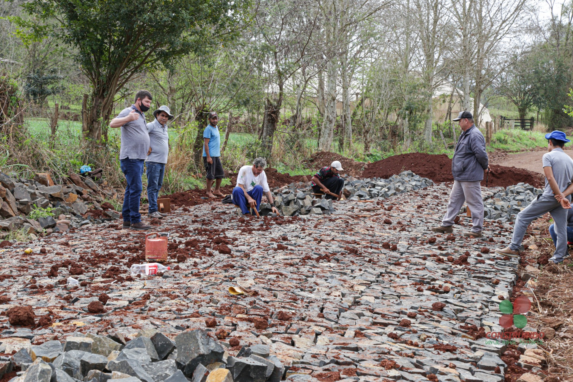 Vice-prefeito de Missal confere obras dos trechos de pavimentação poliédrica em andamento