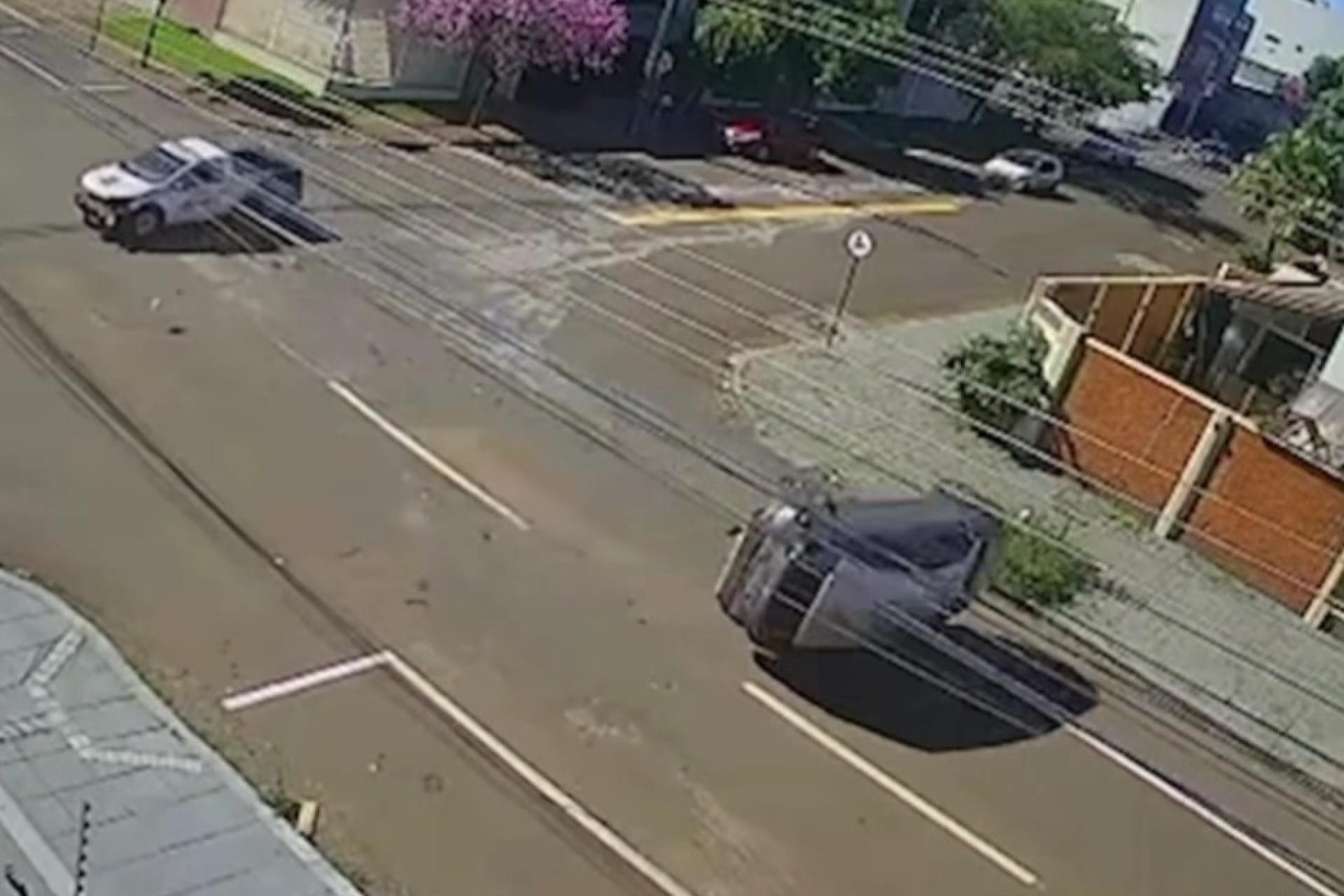 Vídeo: carro capota duas vezes após forte batida em Cascavel