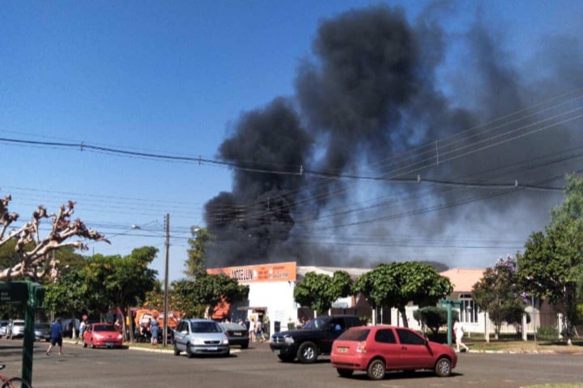 Vídeo: Incêndio é registrado em estabelecimento comercial em Santa Helena