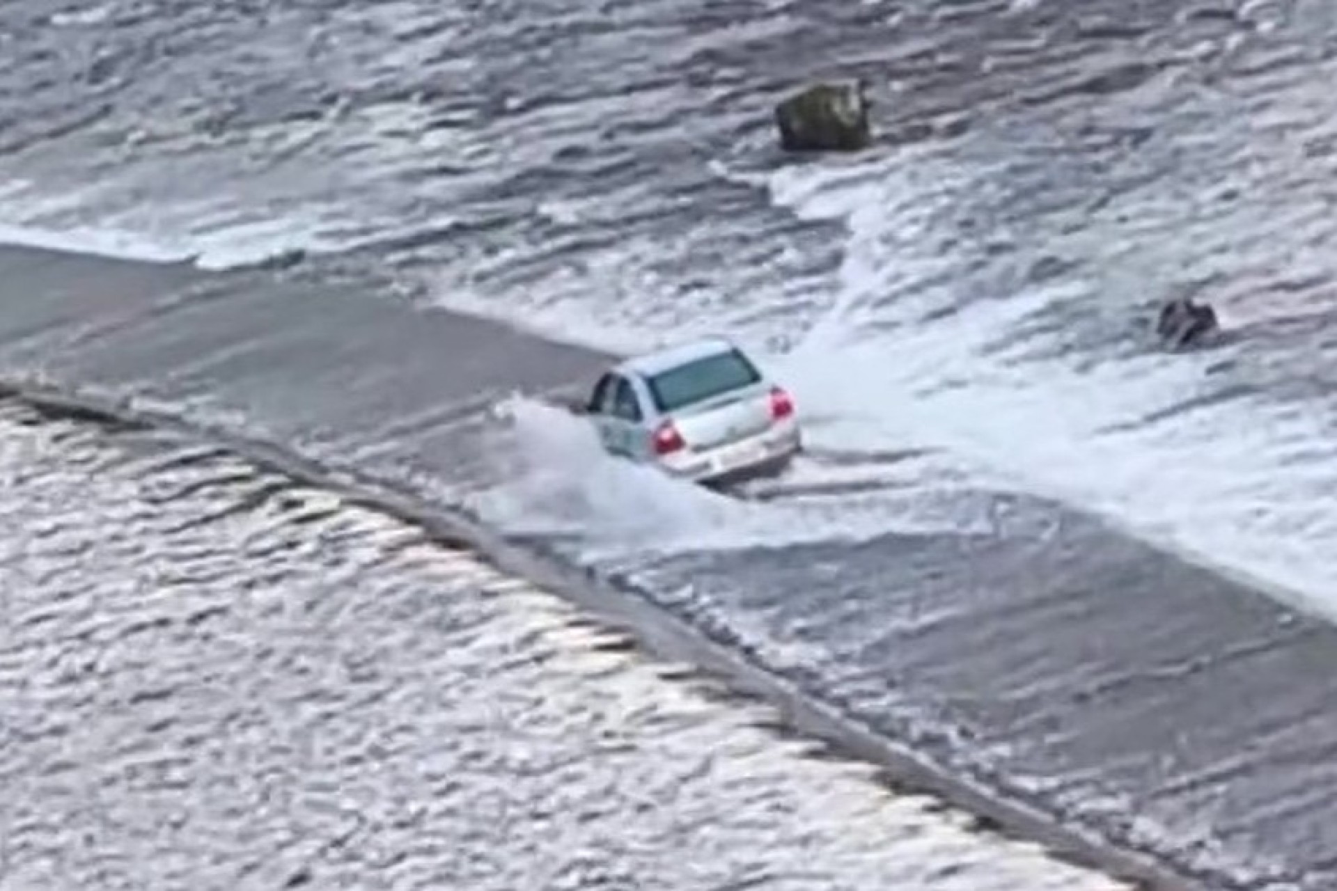 VÍDEO mostra carro atravessando barragem coberta por água na Serra do RS; veja