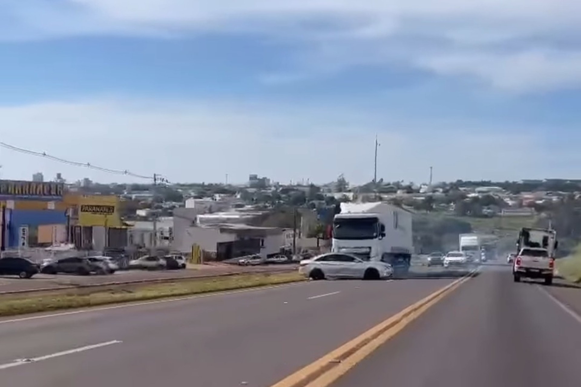 Vídeo mostra carro sendo arrastado por caminhão na BR-277, em Cascavel