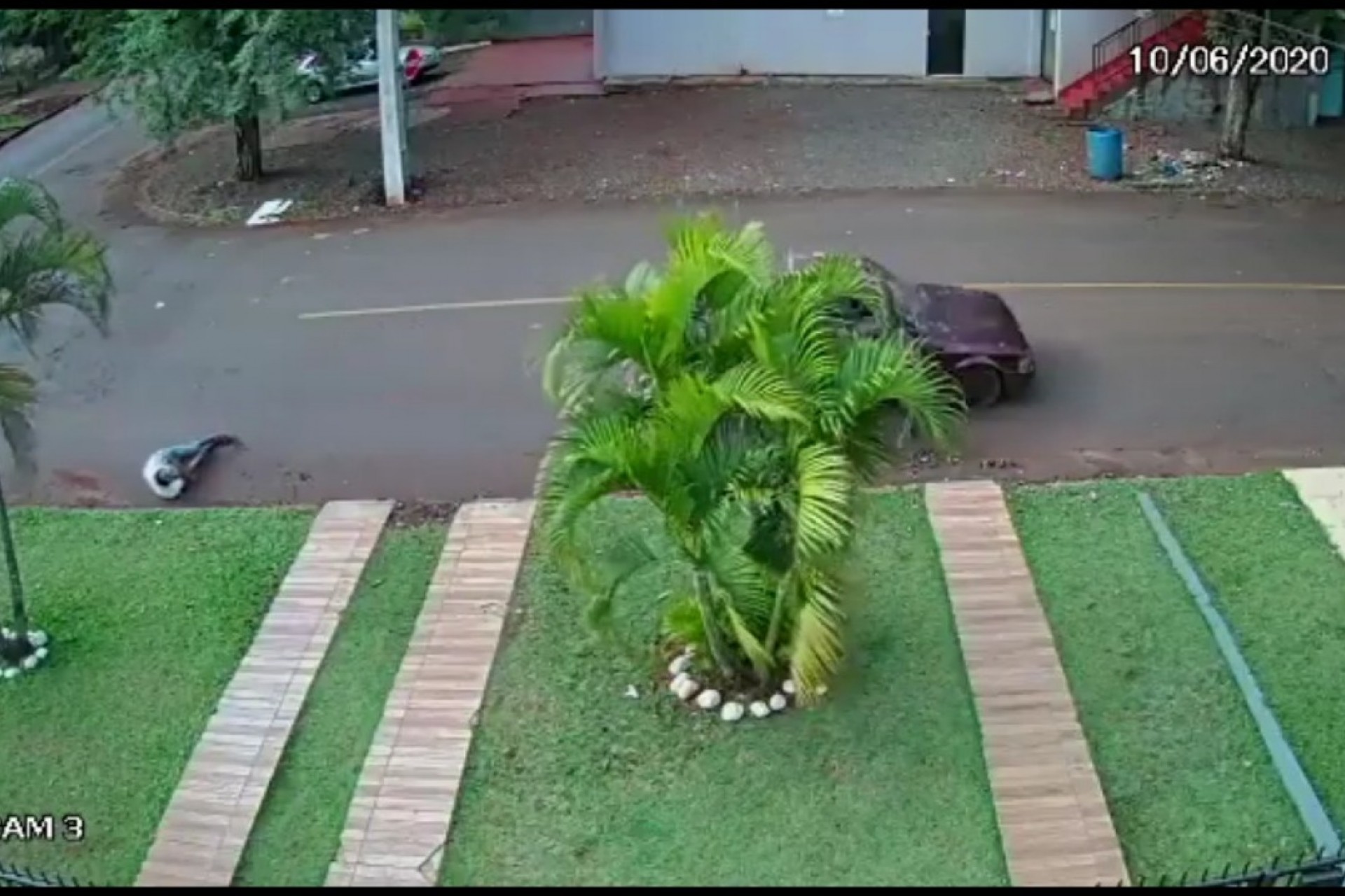 Vídeo mostra homem sendo jogado para fora de veículo em movimento em São Miguel do Iguaçu