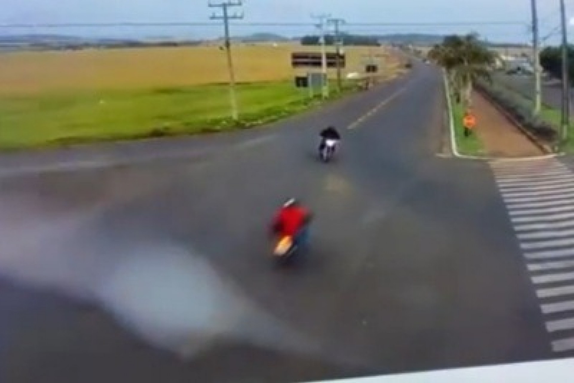 Vídeo mostra momento em que motocicletas colidem frontalmente em Itaipulândia