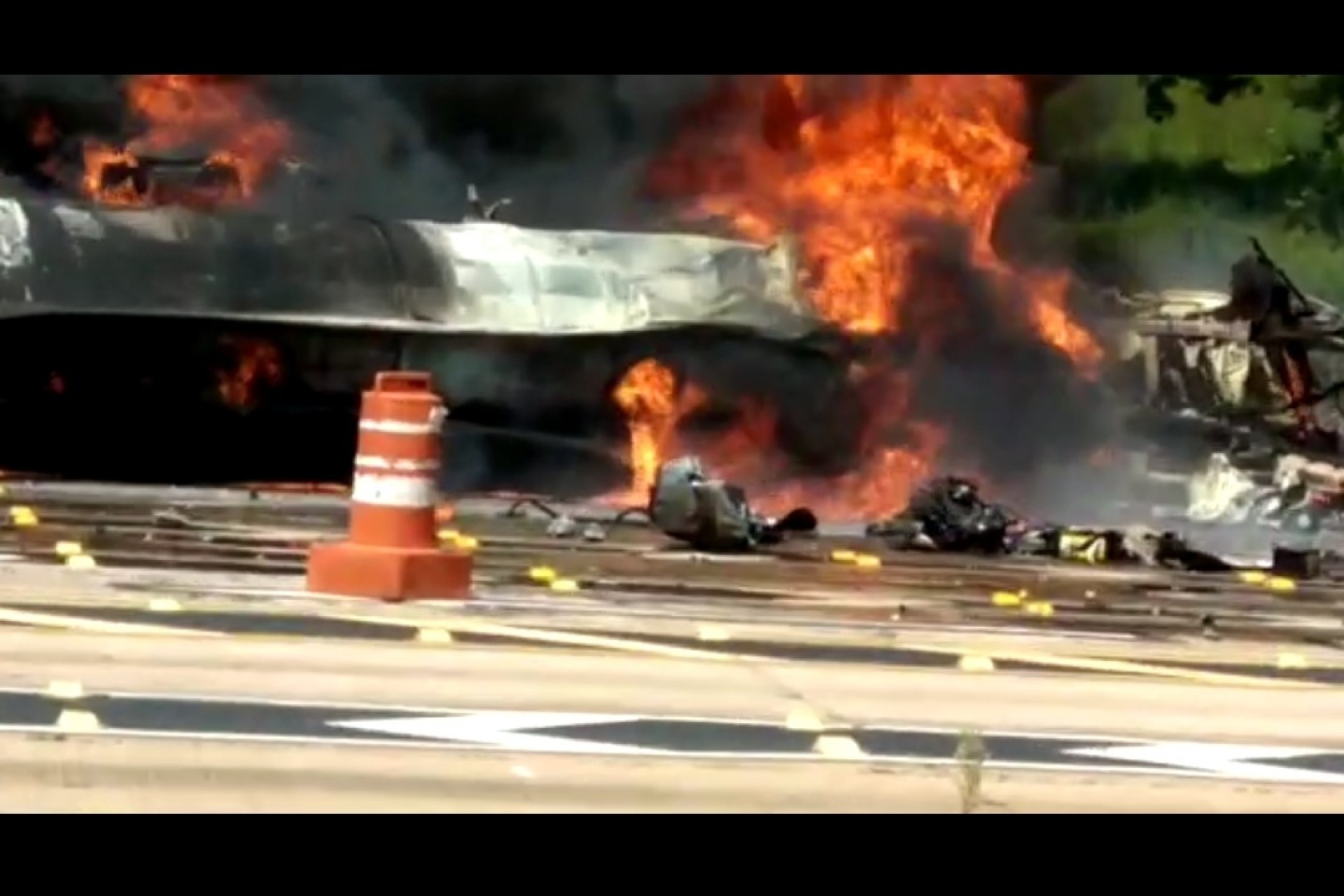 VÍDEO: Motorista morre após caminhão bater e explodir na BR 277