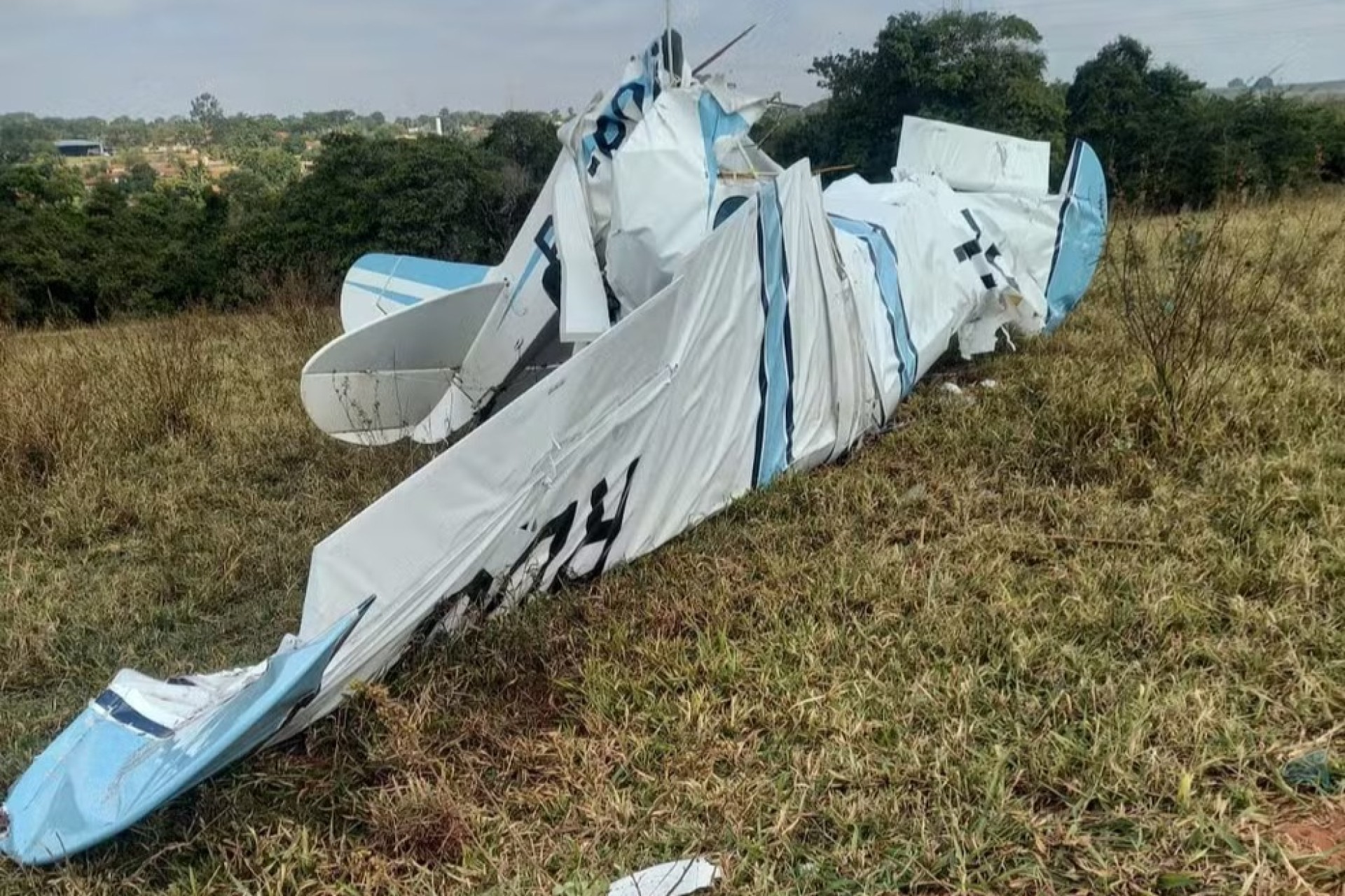 Vídeo registra momento exato da queda do avião de pequeno porte que causou duas mortes em Rio Preto