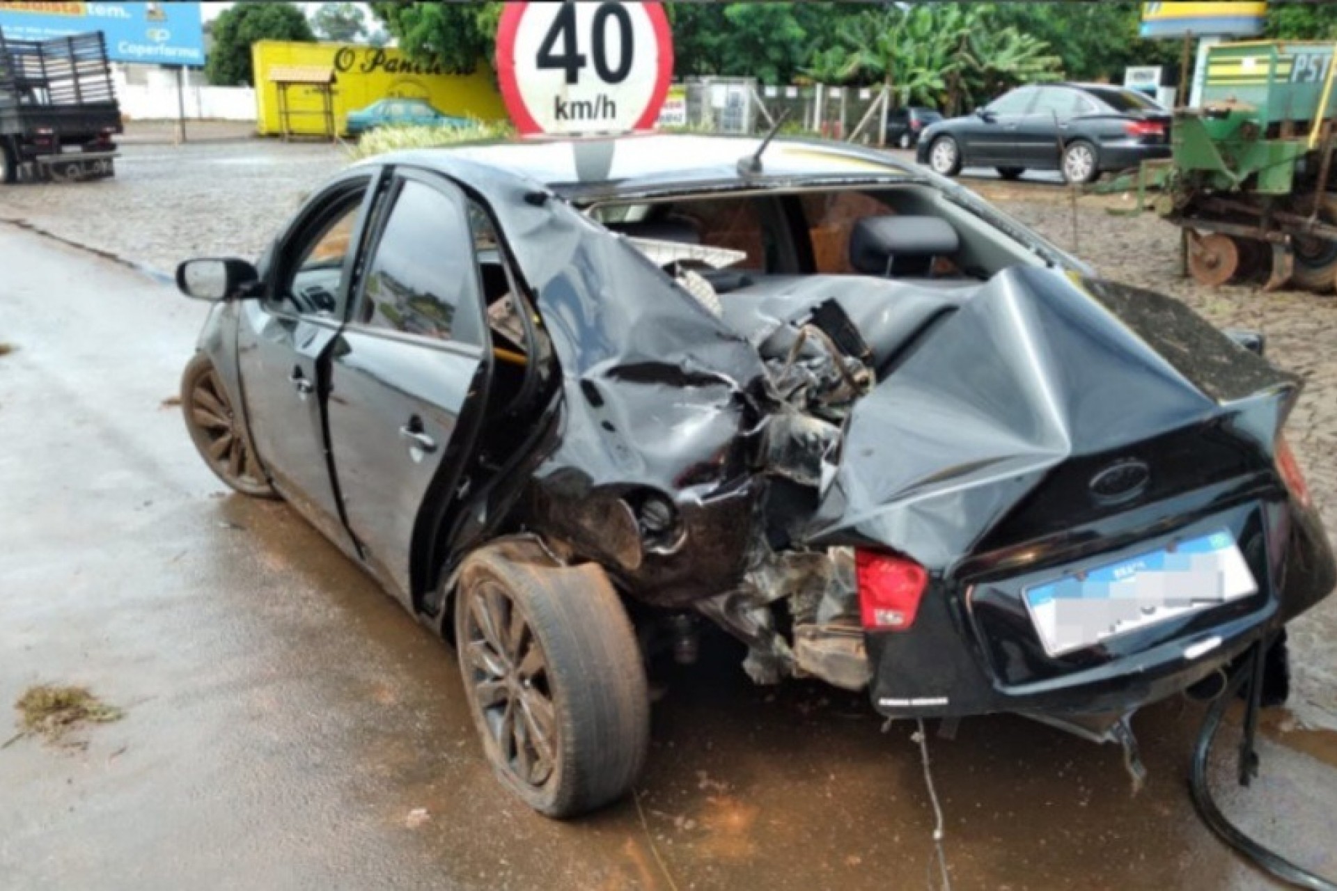 Vídeo: Veículo fica destruído após aquaplanar na BR 277 e colidir com poste