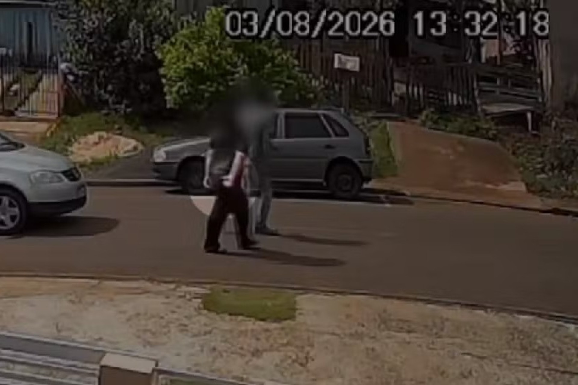 Vítima de violência faz sinal de socorro, é ajudada por testemunhas e homem é preso, no Paraná