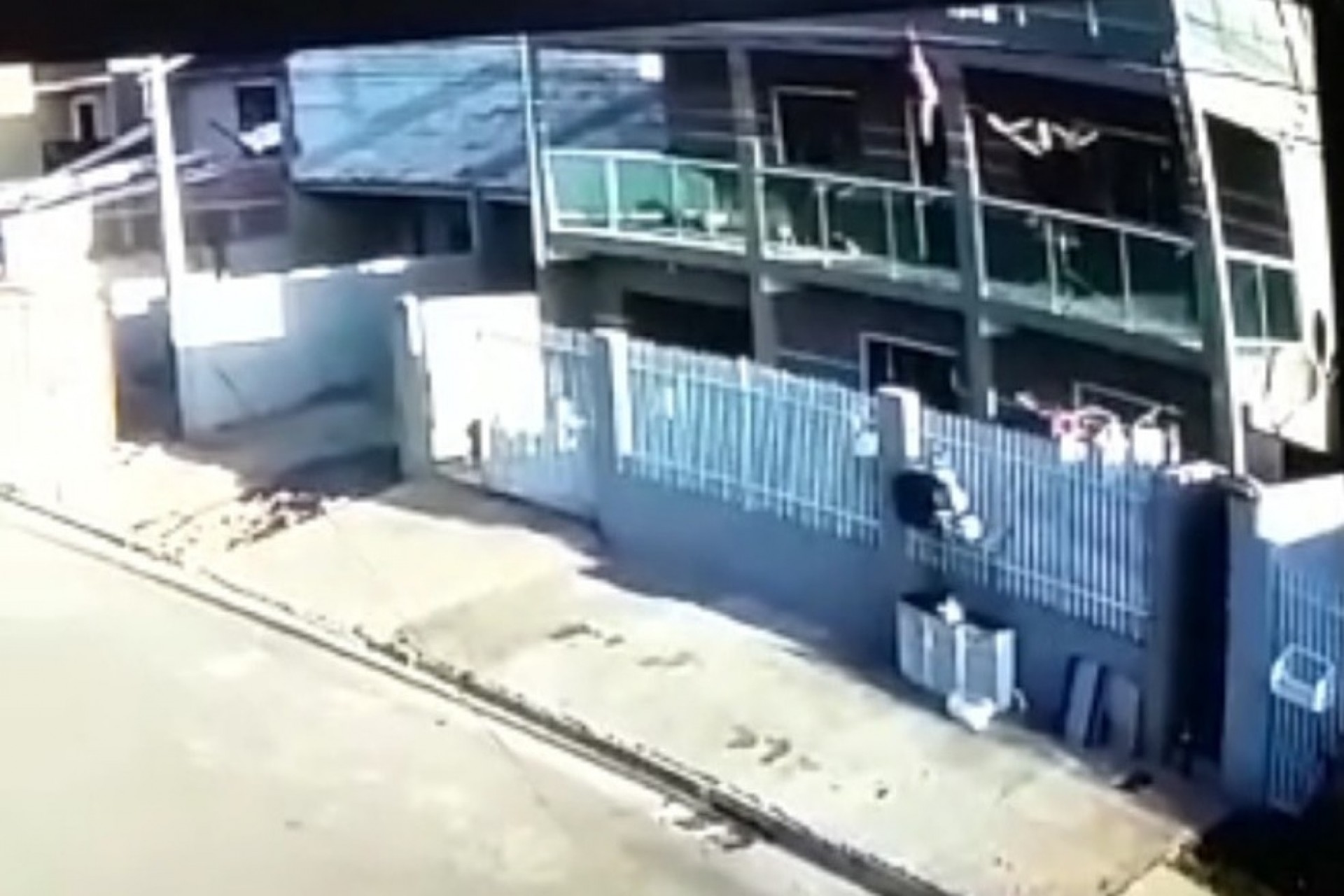 Vizinho salva criança de 2 anos que caiu da sacada do 3º andar de prédio, no Paraná (VÍDEO)