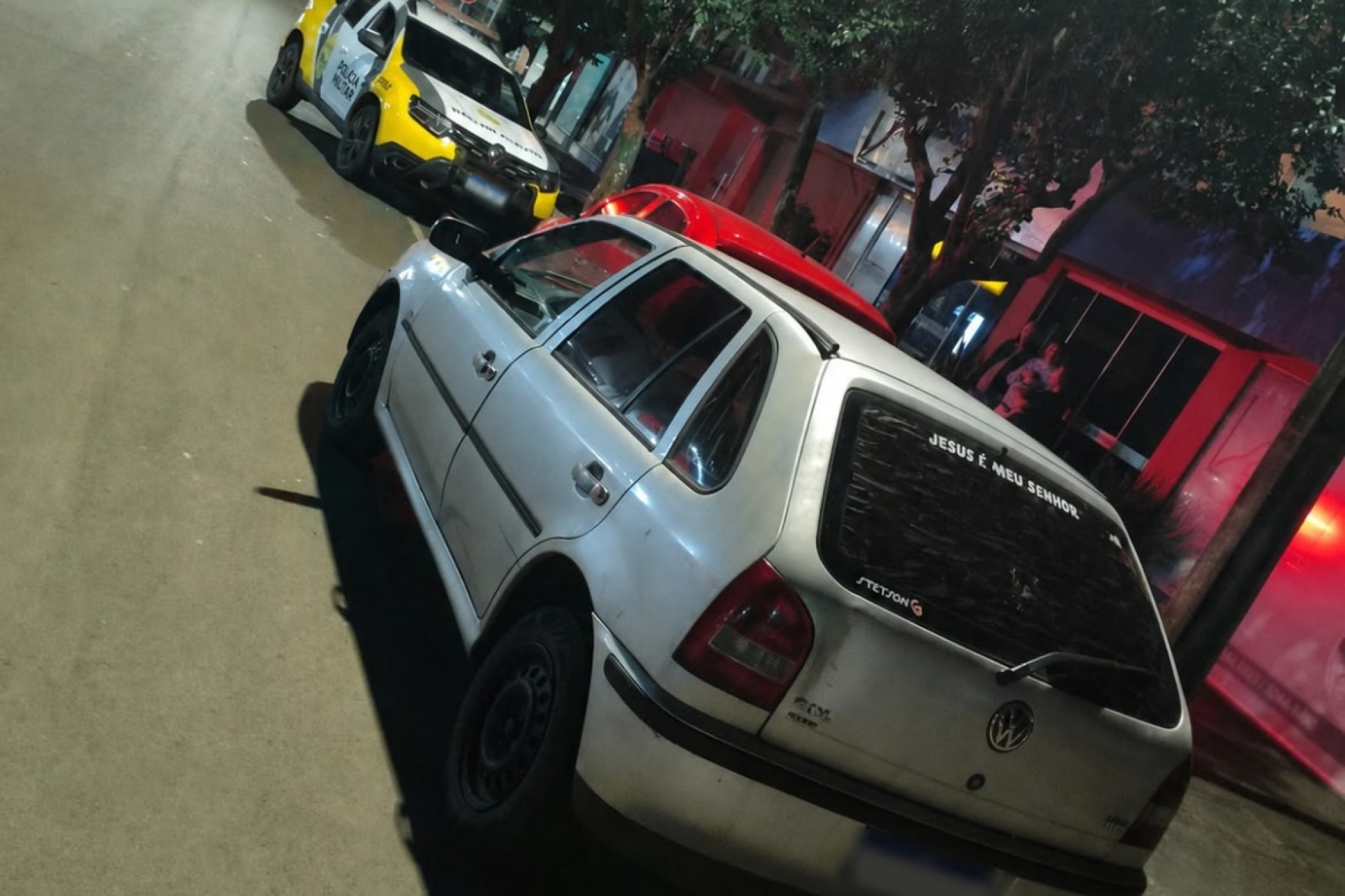 VW Gol é recolhido após colisão com veículo estacionado no Centro de Missal