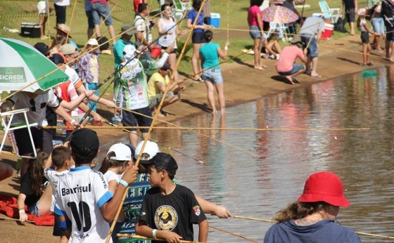 1º Festival Infantil de Pesca no Lago Municipal proporcionou uma tarde divertida no dia das crianças