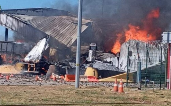 Acidente deixa três mortos, incendeia praça de pedágio em GO