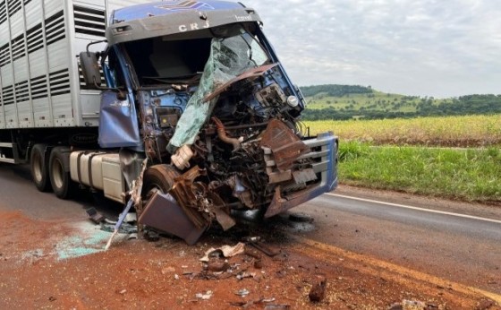 Acidente entre carretas bloqueia pista e espalha carga de milho na PR-317, em Santa Helena