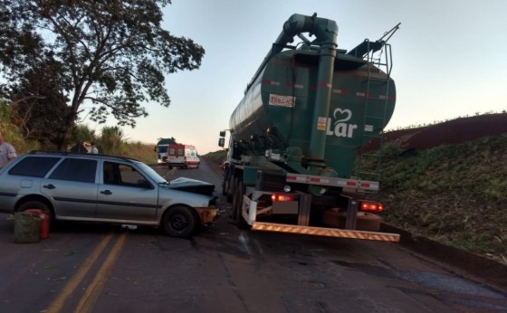 Acidente entre carro e caminhão deixa homem ferido na PR 497