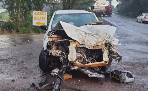 Acidente entre carro e caminhão deixa quatro feridos na manhã deste sábado em Missal