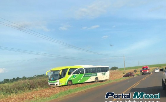 Acidente entre ônibus e carro foi registrado na PR 495 na manhã de hoje