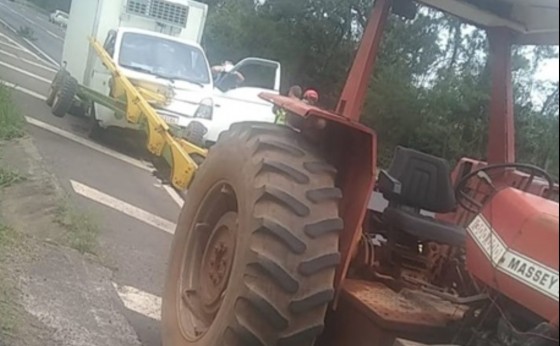 Acidente entre trator e caminhão deixa uma pessoa morta no Paraná