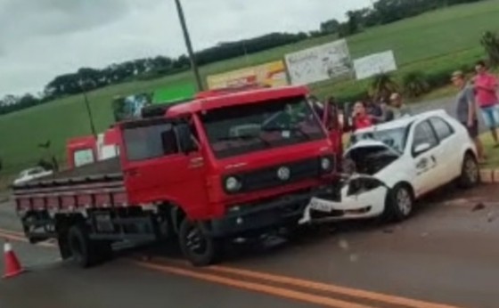 Acidente envolve um Caminhão e um Fiat Palio no Trevo da PR 497 no acesso à Itaipulândia