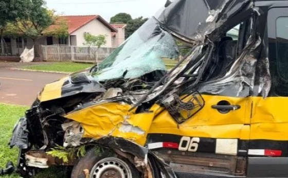 Acidente envolvendo van escolar deixa idoso ferido e mobiliza SAMU em Santa Helena