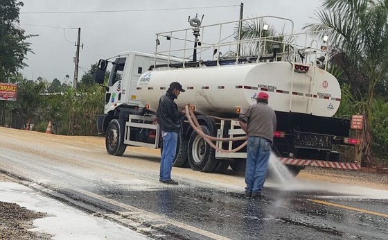 Administração de Missal faz retirada de soja derramada na pista da PR-495 próximo ao Portão Ocoí