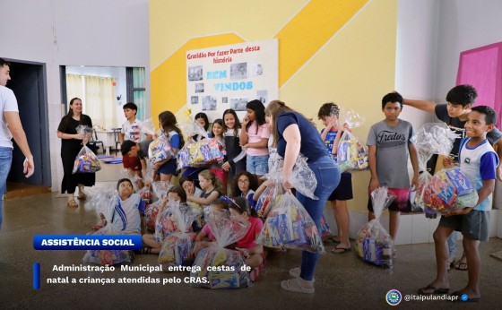 Administração Municipal entrega cestas de natal a crianças atendidas pelo CRAS.