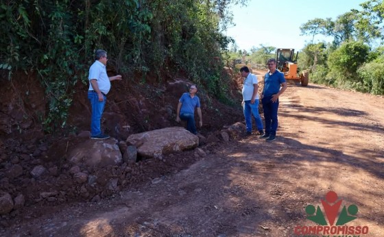 Administração realiza readequação de estrada entre Santa Cecília e Linha Três Irmãos