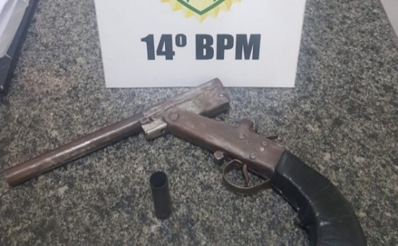 Adolescente é apreendido com arma após denúncia do próprio pai em São Miguel